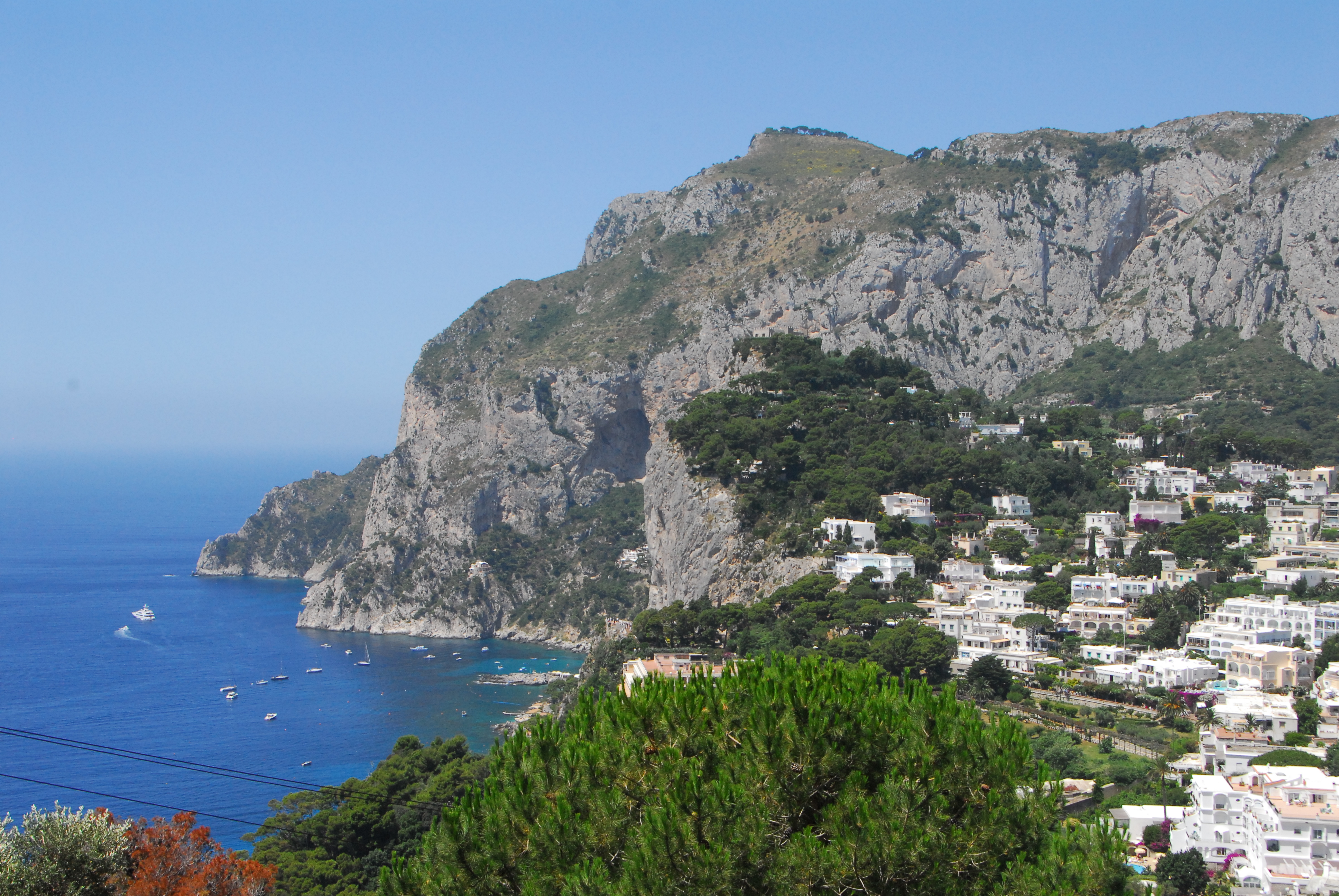 Complesso immobiliare con destinazione turistico-alberghiera, ubicato in CAPRI (NA), alla Via Tuoro n. 11, costituito da un fabbricato denominato "Lotto D" (nelle planimetrie depositate in Catasto identificato con le lettere "A" e "B") composto da sala ristorante, cucina, dispensa, office e servizi igienici, un fabbricato denominato "Lotto E" formato da due locali ufficio connessi all'attività di ristorante; numero 3 (tre) corpi di fabbrica autonomi denominati "Padiglioni" e contraddistinti con i numeri 10, 20 e 30, articolati su due livelli, ciascuno dei quali composto al piano terra da tre camere e tre bagni e al primo piano da due camere e due bagni e un terrazzo a livello; numero 2 (due) corpi di fabbrica autonomi denominati "Padiglioni" e contraddistinti con i numeri 40 e 50.