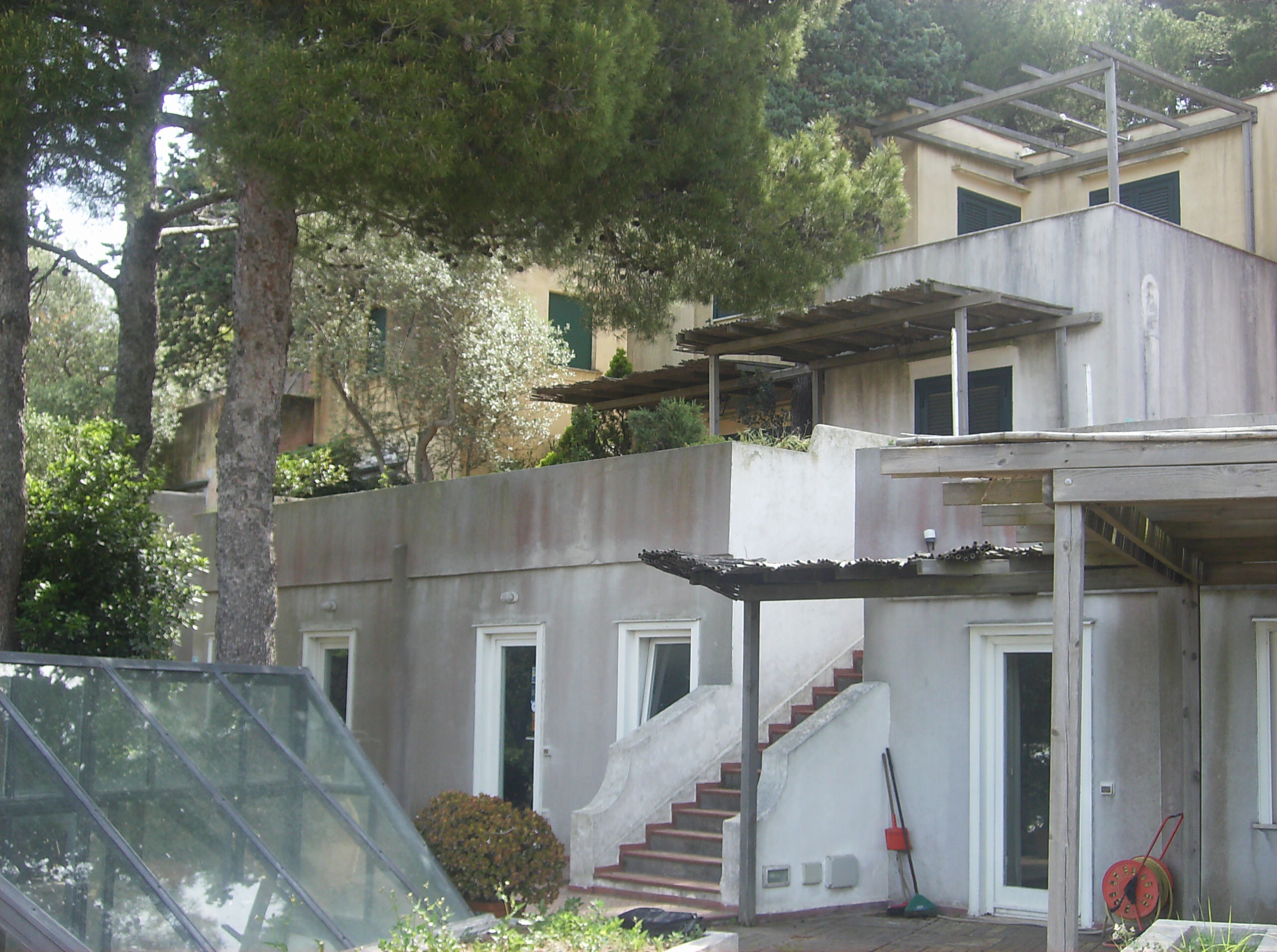 Complesso immobiliare con destinazione turistico-alberghiera, ubicato in CAPRI (NA), alla Via Tuoro n. 11, costituito da un fabbricato denominato "Lotto D" (nelle planimetrie depositate in Catasto identificato con le lettere "A" e "B") composto da sala ristorante, cucina, dispensa, office e servizi igienici, un fabbricato denominato "Lotto E" formato da due locali ufficio connessi all'attività di ristorante; numero 3 (tre) corpi di fabbrica autonomi denominati "Padiglioni" e contraddistinti con i numeri 10, 20 e 30, articolati su due livelli, ciascuno dei quali composto al piano terra da tre camere e tre bagni e al primo piano da due camere e due bagni e un terrazzo a livello; numero 2 (due) corpi di fabbrica autonomi denominati "Padiglioni" e contraddistinti con i numeri 40 e 50.