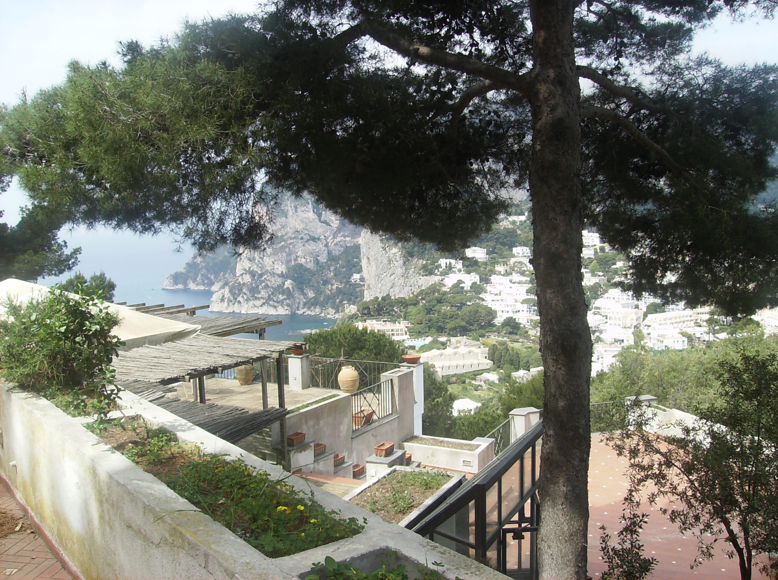 Complesso immobiliare con destinazione turistico-alberghiera, ubicato in CAPRI (NA), alla Via Tuoro n. 11, costituito da un fabbricato denominato "Lotto D" (nelle planimetrie depositate in Catasto identificato con le lettere "A" e "B") composto da sala ristorante, cucina, dispensa, office e servizi igienici, un fabbricato denominato "Lotto E" formato da due locali ufficio connessi all'attività di ristorante; numero 3 (tre) corpi di fabbrica autonomi denominati "Padiglioni" e contraddistinti con i numeri 10, 20 e 30, articolati su due livelli, ciascuno dei quali composto al piano terra da tre camere e tre bagni e al primo piano da due camere e due bagni e un terrazzo a livello; numero 2 (due) corpi di fabbrica autonomi denominati "Padiglioni" e contraddistinti con i numeri 40 e 50.