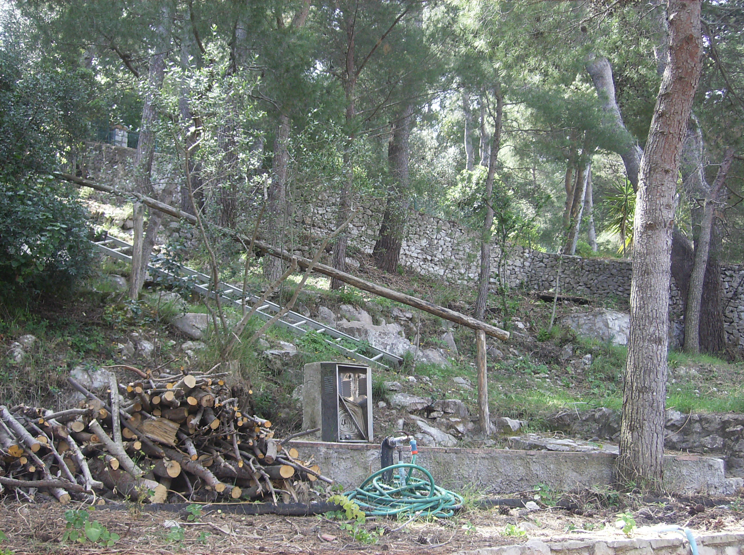 Complesso immobiliare con destinazione turistico-alberghiera, ubicato in CAPRI (NA), alla Via Tuoro n. 11, costituito da un fabbricato denominato "Lotto D" (nelle planimetrie depositate in Catasto identificato con le lettere "A" e "B") composto da sala ristorante, cucina, dispensa, office e servizi igienici, un fabbricato denominato "Lotto E" formato da due locali ufficio connessi all'attività di ristorante; numero 3 (tre) corpi di fabbrica autonomi denominati "Padiglioni" e contraddistinti con i numeri 10, 20 e 30, articolati su due livelli, ciascuno dei quali composto al piano terra da tre camere e tre bagni e al primo piano da due camere e due bagni e un terrazzo a livello; numero 2 (due) corpi di fabbrica autonomi denominati "Padiglioni" e contraddistinti con i numeri 40 e 50.