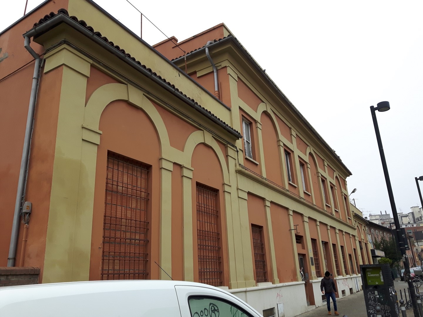 Il fabbricato si presenta compatto, avente sagoma rettangolare, e si sviluppa su due piani fuori terra ed uno seminterrato. Pertinenza: corte. Identificativi catastali:  Catasto Fabbricati di Bologna foglio 158 particella 63 subalterni 7-8-9-10-12-13-14-16-17-18