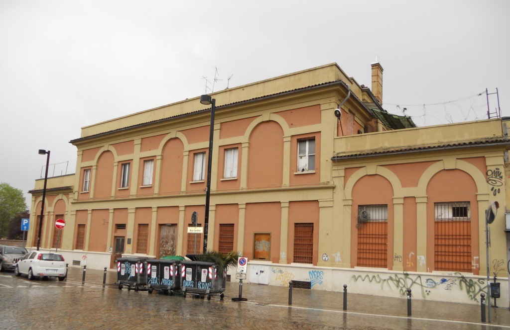 Il fabbricato si presenta compatto, avente sagoma rettangolare, e si sviluppa su due piani fuori terra ed uno seminterrato. Pertinenza: corte. Identificativi catastali:  Catasto Fabbricati di Bologna foglio 158 particella 63 subalterni 7-8-9-10-12-13-14-16-17-18