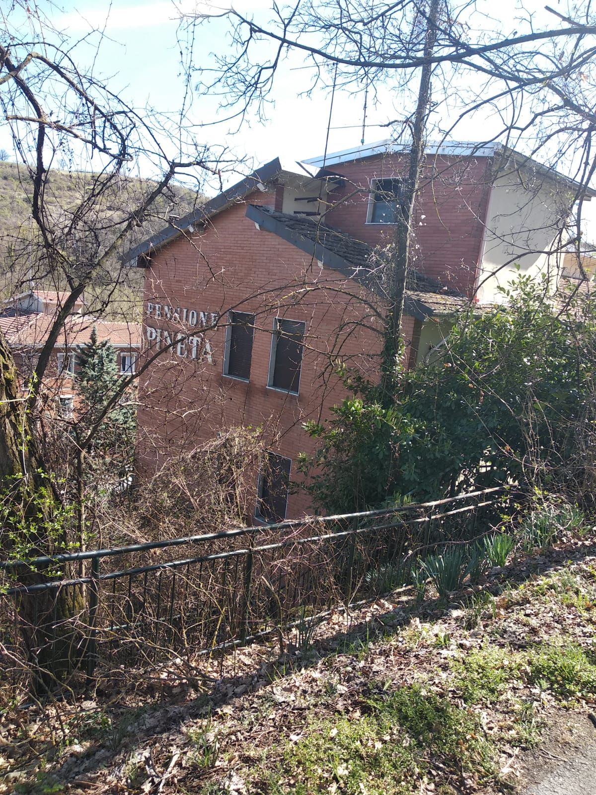 L’edificio principale si sviluppa su 5 piani. Pertinenza: area scoperta. Identificativi catastali: Catasto Terreni  Fg. 51 mapp. 6 ,146- Catasto Fabbricati del Comune di Salsomaggiore Terme Fg. 51 – mapp. 6 sub.1, mapp. 146.
