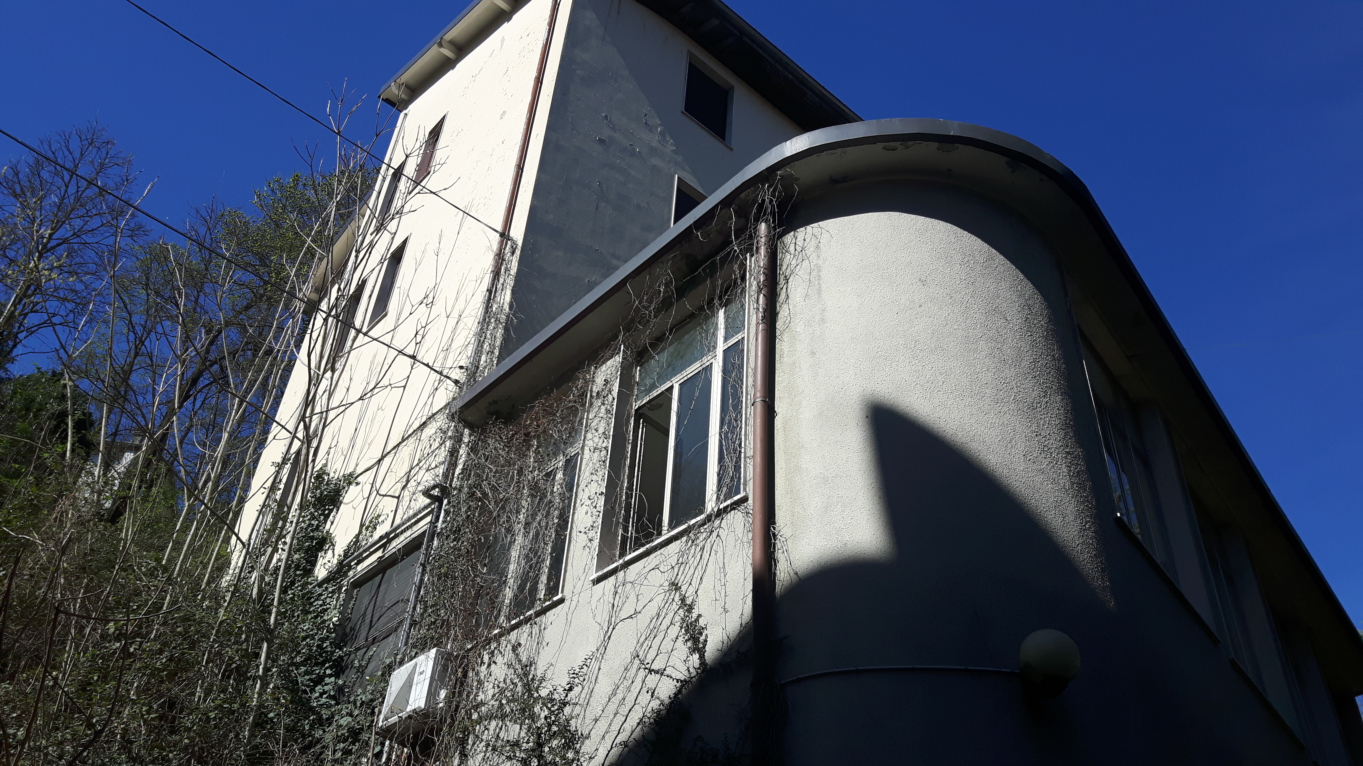 L’edificio principale si sviluppa su 5 piani. Pertinenza: area scoperta. Identificativi catastali: Catasto Terreni  Fg. 51 mapp. 6 ,146- Catasto Fabbricati del Comune di Salsomaggiore Terme Fg. 51 – mapp. 6 sub.1, mapp. 146.