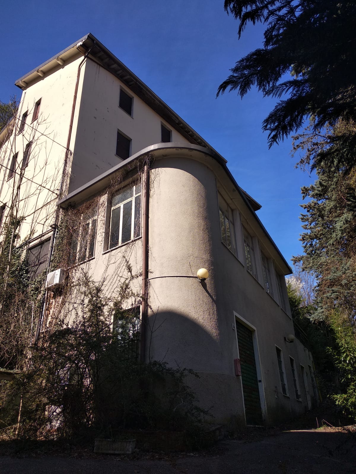 L’edificio principale si sviluppa su 5 piani. Pertinenza: area scoperta. Identificativi catastali: Catasto Terreni  Fg. 51 mapp. 6 ,146- Catasto Fabbricati del Comune di Salsomaggiore Terme Fg. 51 – mapp. 6 sub.1, mapp. 146.