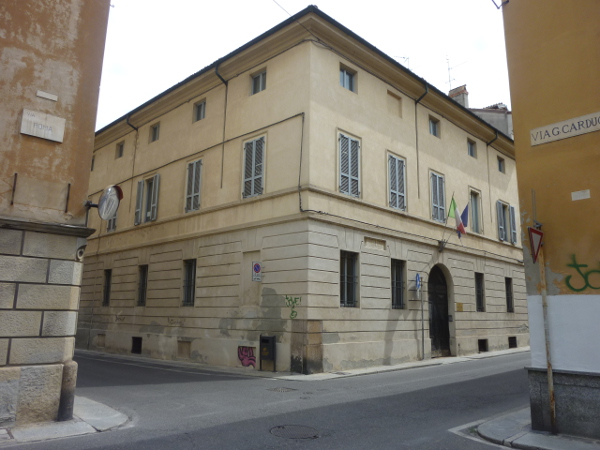 Fabbricato di due piani fuori terra più un sottotetto e un piano interrato. Pertinenza: corte. Identificativi catastali: C.T. Fg. 115 p.lla 558  C.F. Fg. 115 p.lla 558 sub. 4