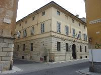 Fabbricato di due piani fuori terra più un sottotetto e un piano interrato. Pertinenza: corte. Identificativi catastali: C.T. Fg. 115 p.lla 558  C.F. Fg. 115 p.lla 558 sub. 4