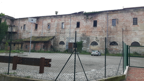 Compendio costituito da: 1)edificio principale a pianta rettangolare, con dimensioni di circa 85m x 12m, con due piani fuori terra; 2) secondo fabbricato, posto all’angolo con via Benedettine ed edificato su due piani fuori terra, con ingresso dall’interno del piazzale scoperto accessibile da via Benedettine. Identificativi catastali: C.T. Fg.116 P.lla 206 - C.F. Fg. 116 P.lla 206 Sub. 1-3-4-6-8-9