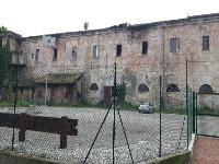 Compendio costituito da: 1)edificio principale a pianta rettangolare, con dimensioni di circa 85m x 12m, con due piani fuori terra; 2) secondo fabbricato, posto all’angolo con via Benedettine ed edificato su due piani fuori terra, con ingresso dall’interno del piazzale scoperto accessibile da via Benedettine. Identificativi catastali: C.T. Fg.116 P.lla 206 - C.F. Fg. 116 P.lla 206 Sub. 1-3-4-6-8-9