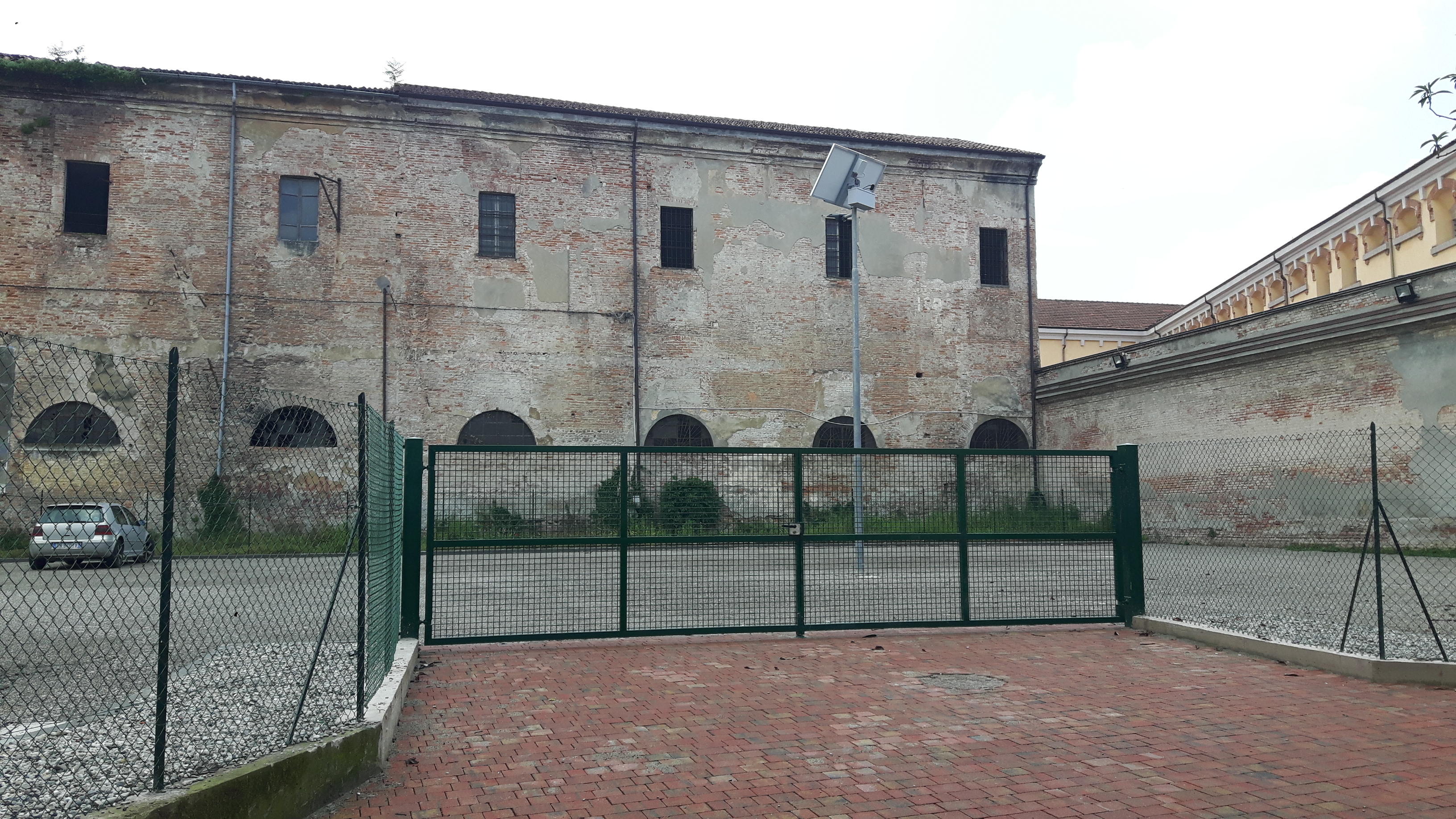 Compendio costituito da: 1)edificio principale a pianta rettangolare, con dimensioni di circa 85m x 12m, con due piani fuori terra; 2) secondo fabbricato, posto all’angolo con via Benedettine ed edificato su due piani fuori terra, con ingresso dall’interno del piazzale scoperto accessibile da via Benedettine. Identificativi catastali: C.T. Fg.116 P.lla 206 - C.F. Fg. 116 P.lla 206 Sub. 1-3-4-6-8-9