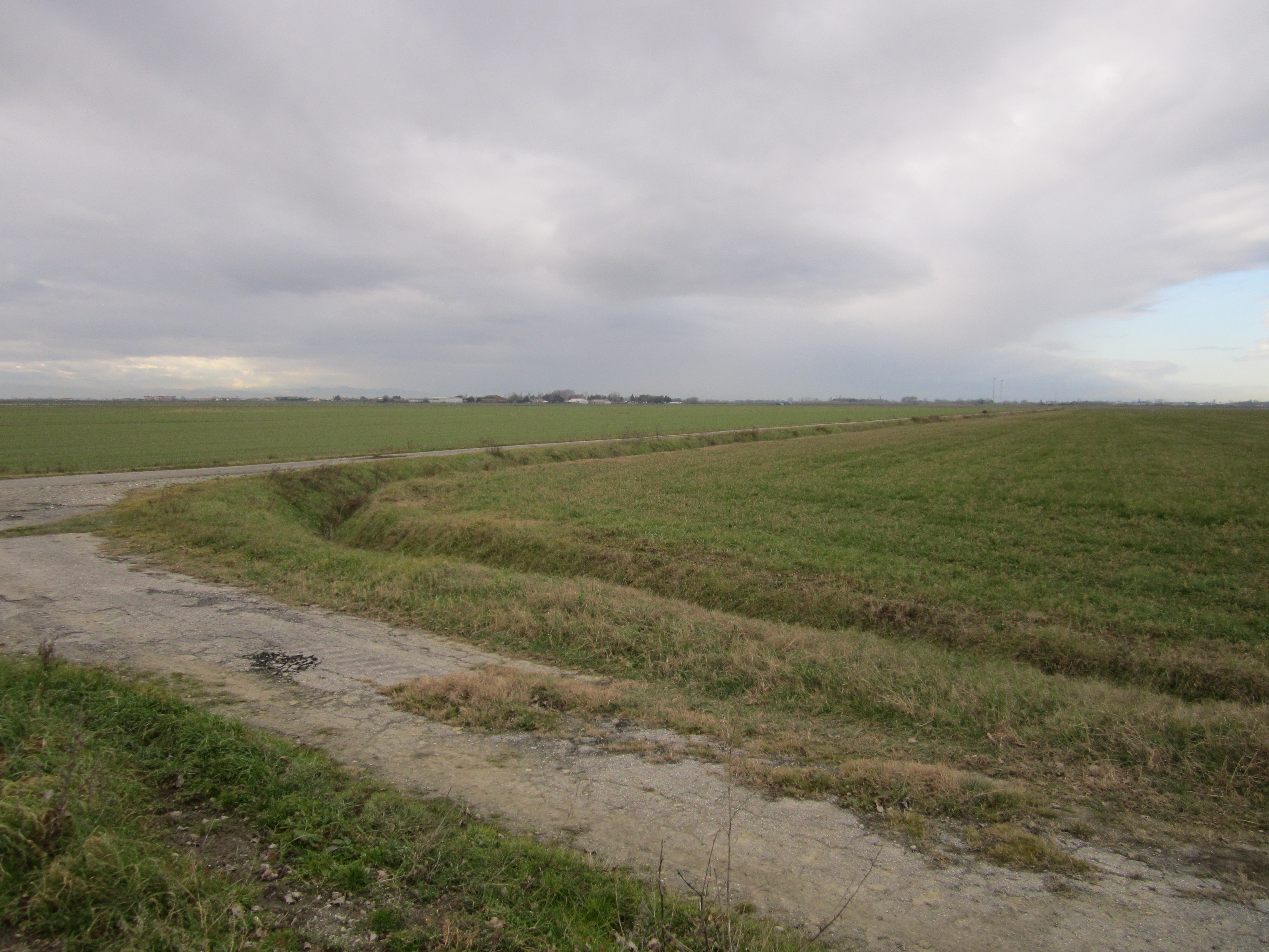 Esteso terreno agricolo, a giacitura piana, coltivato a seminativo, attiguo l’Aeroporto “Gastone Novelli (La Spreta)” di Ravenna e ubicato a sud del Comune di Ravenna, in zona a vocazione prettamente produttiva-agricola. Identificativi catastali: Catasto Terreni del Comune di Ravenna sezione Ravenna: - foglio 182 particelle 8, 9, 74, 75, 77, 78, 16, 21, 22, 23, 24, 50 e 53; - foglio 198 particella 191.