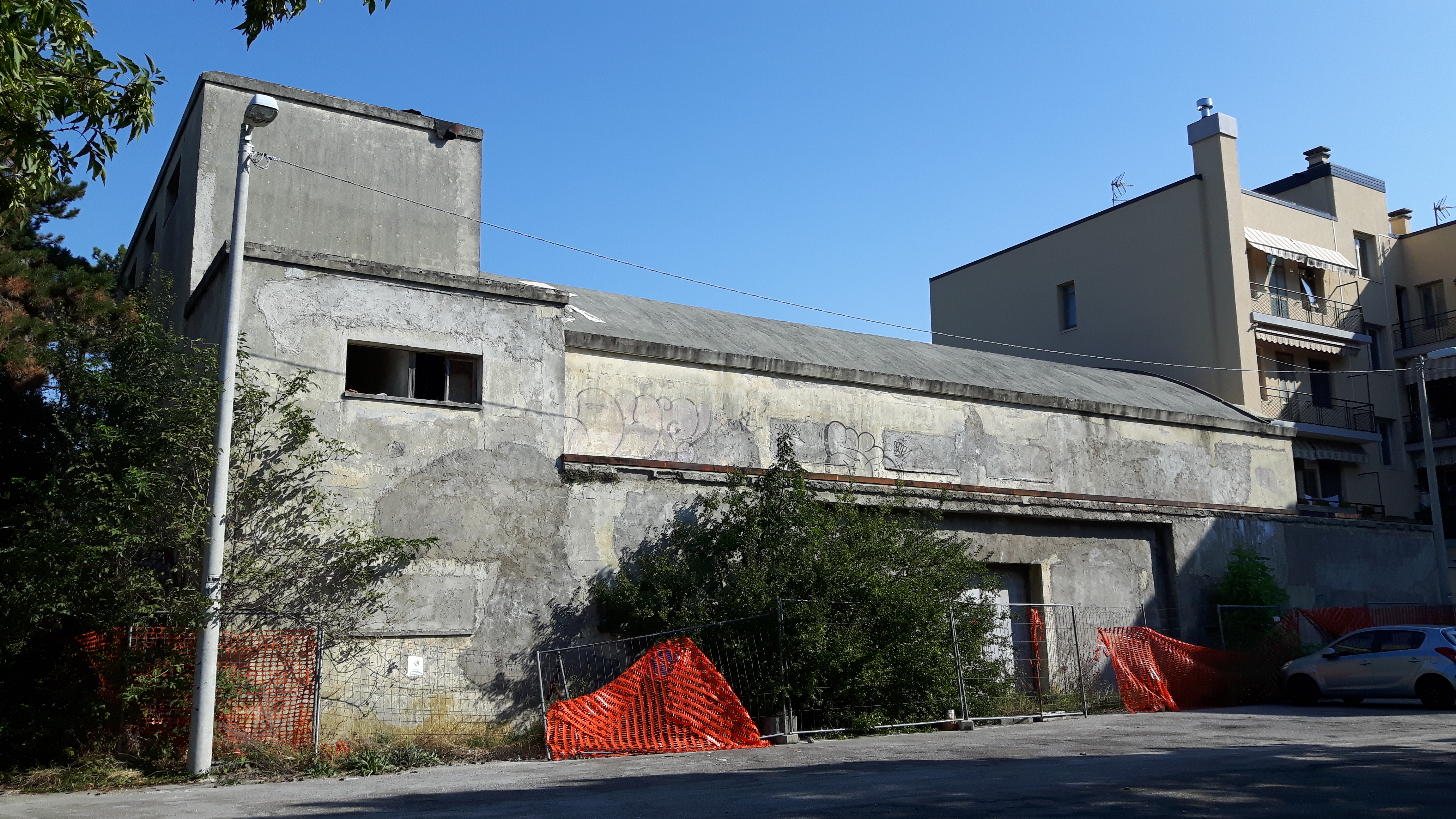 Fabbricato, già  adibito a cinema-teatro, è costituito al PTdalla sala a doppia altezza, dal vano del palcoscenico, dall'atrio di ingresso, da tre disimpegni, dal locale cassa, da 5 corridoi e atri di uscita, 7 bagni, 5 antibagni, 6 ripostigli, 3 camerini e 3 scale interne. P1: due cabine di proiezione con disimpegno, 4 camerini serviti da due ballatoi, due ripostigli ed un'altra scala di servizio. Classe energetica: F  369,23 kwh/mq anno. Identificativi catastali: N.C.T. di Trieste Sezione Villa Opicina fg. 4, pp.cc. 1875/5- 1875/21. Catasto Fabbricati del Comune di Trieste: Sezione Urbana Z, Foglio mappa 4, ( p.c. 1875/5, Sub 5,  p.c. 1875/6  Sub 5,  p.c. 1875/5  Sub 7, p.c. 1875/21) tutte graffate