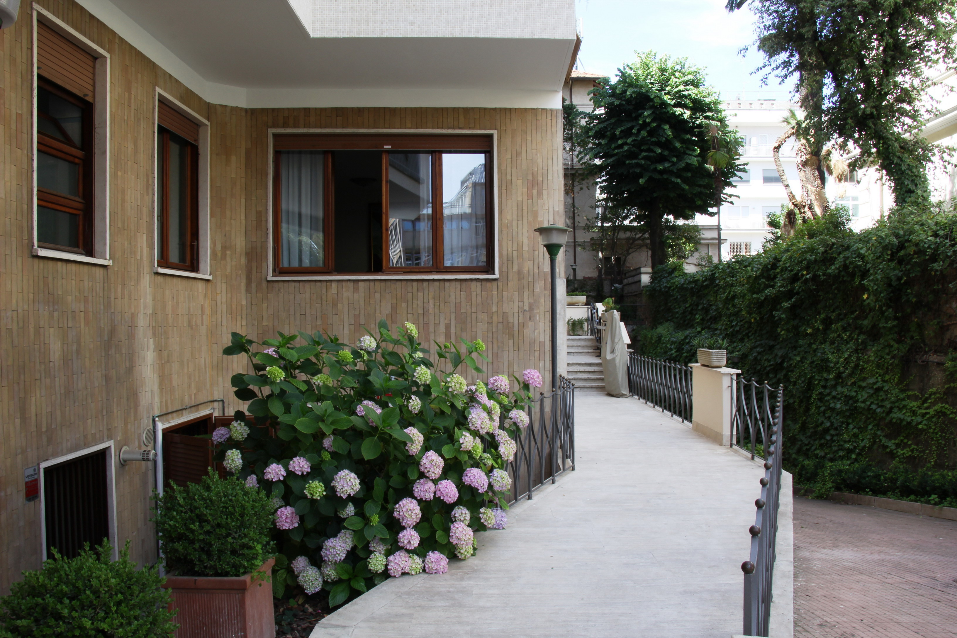 Appartamento ubicato al piano terzo di una palazzina composta da sei piani fuori terra, costituito da: disimpegno, corridoio, salone,  tre camere, due bagni e cucina per un totale di mq 124,56. L’immobile necessita di opere di ristrutturazione ed è dotato di predisposizione per riscaldamento autonomo e di ascensore.. Identificativi catastali: foglio 584, particella 36, subalterno 23