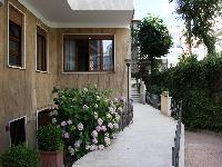 Appartamento ubicato al piano terzo di una palazzina composta da sei piani fuori terra, costituito da: disimpegno, corridoio, salone,  tre camere, due bagni e cucina per un totale di mq 124,56. L’immobile necessita di opere di ristrutturazione ed è dotato di predisposizione per riscaldamento autonomo e di ascensore.. Identificativi catastali: foglio 584, particella 36, subalterno 23