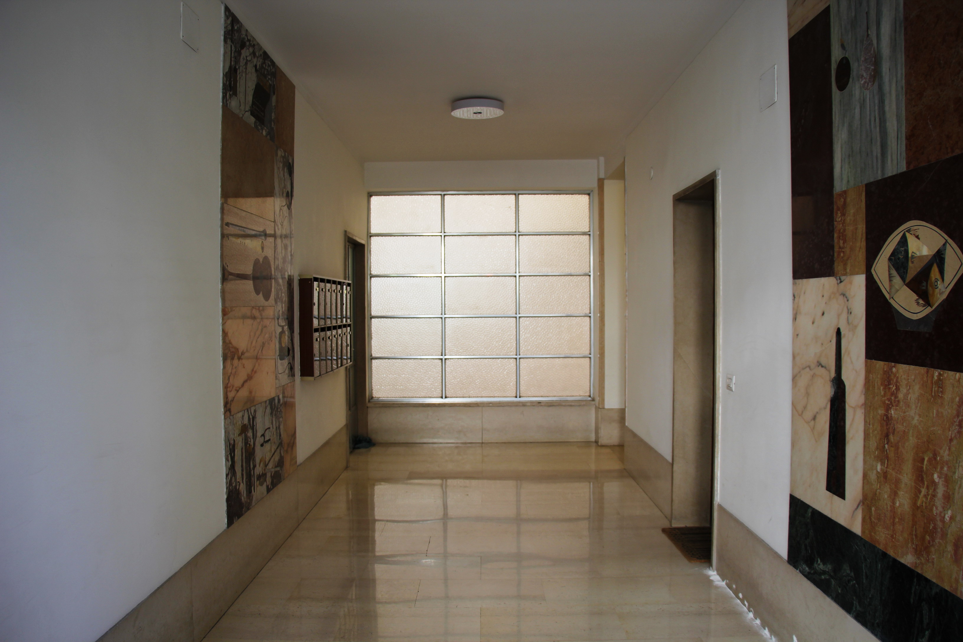 Appartamento ubicato al piano terzo di una palazzina composta da sei piani fuori terra, costituito da: disimpegno, corridoio, salone,  tre camere, due bagni e cucina per un totale di mq 124,56. L’immobile necessita di opere di ristrutturazione ed è dotato di predisposizione per riscaldamento autonomo e di ascensore.. Identificativi catastali: foglio 584, particella 36, subalterno 23