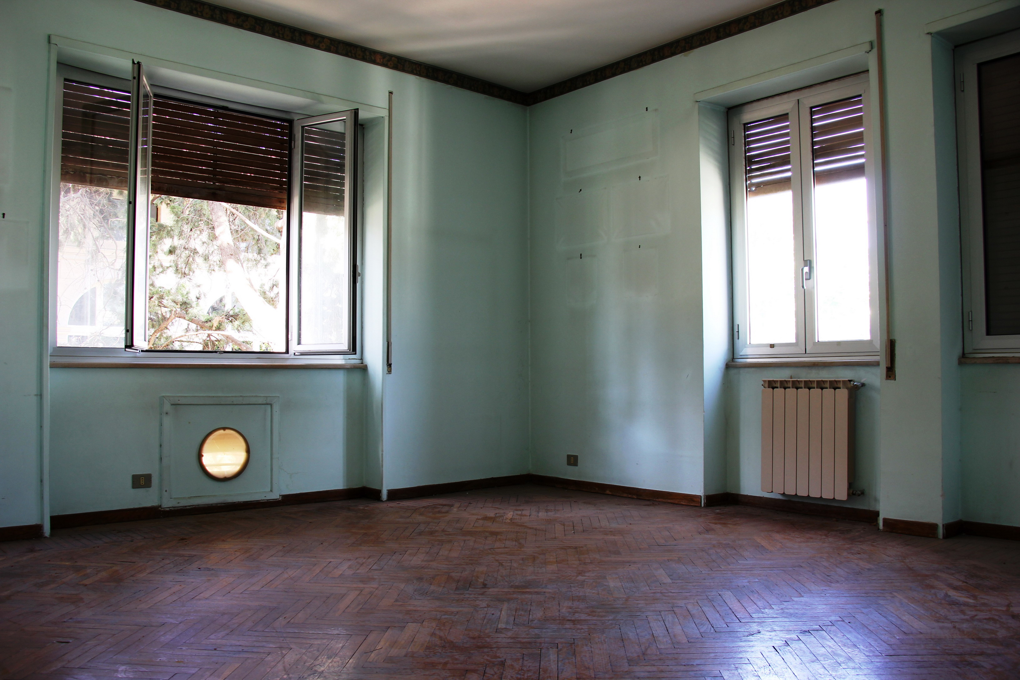 Appartamento ubicato al piano terzo di una palazzina composta da sei piani fuori terra, costituito da: disimpegno, corridoio, salone,  tre camere, due bagni e cucina per un totale di mq 124,56. L’immobile necessita di opere di ristrutturazione ed è dotato di predisposizione per riscaldamento autonomo e di ascensore.. Identificativi catastali: foglio 584, particella 36, subalterno 23
