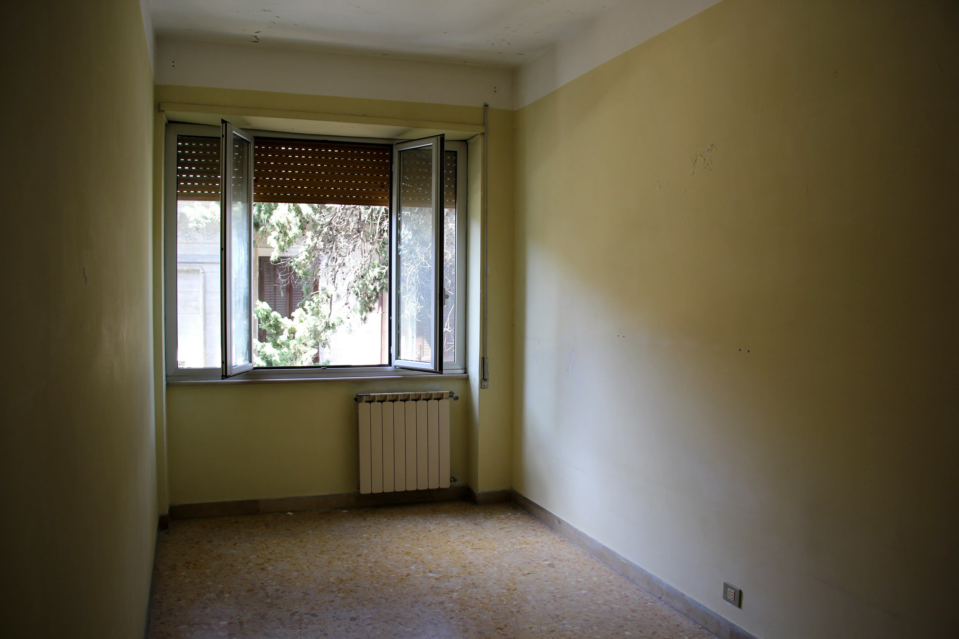 Appartamento ubicato al piano terzo di una palazzina composta da sei piani fuori terra, costituito da: disimpegno, corridoio, salone,  tre camere, due bagni e cucina per un totale di mq 124,56. L’immobile necessita di opere di ristrutturazione ed è dotato di predisposizione per riscaldamento autonomo e di ascensore.. Identificativi catastali: foglio 584, particella 36, subalterno 23