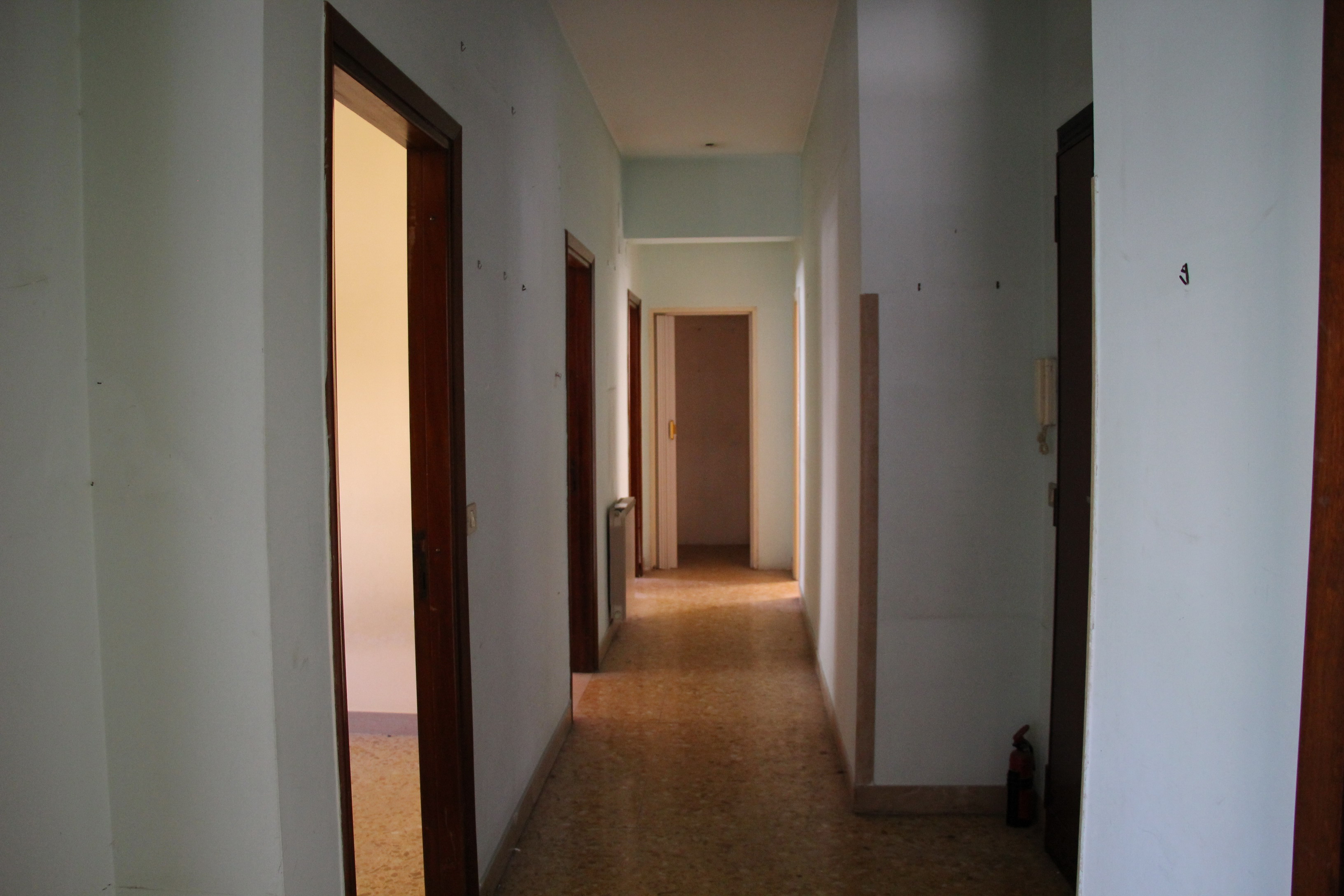 Appartamento ubicato al piano terzo di una palazzina composta da sei piani fuori terra, costituito da: disimpegno, corridoio, salone,  tre camere, due bagni e cucina per un totale di mq 124,56. L’immobile necessita di opere di ristrutturazione ed è dotato di predisposizione per riscaldamento autonomo e di ascensore.. Identificativi catastali: foglio 584, particella 36, subalterno 23