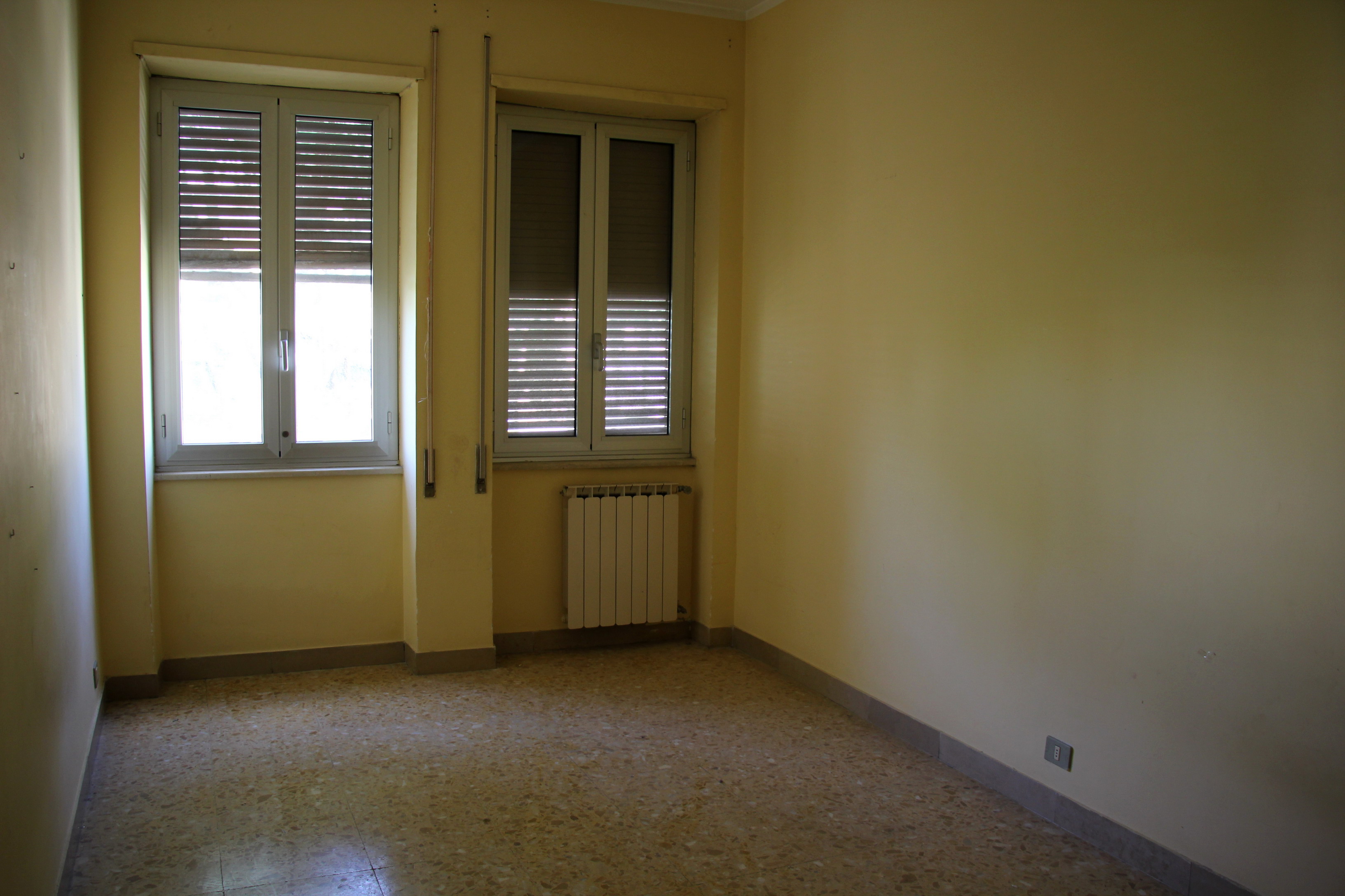 Appartamento ubicato al piano terzo di una palazzina composta da sei piani fuori terra, costituito da: disimpegno, corridoio, salone,  tre camere, due bagni e cucina per un totale di mq 124,56. L’immobile necessita di opere di ristrutturazione ed è dotato di predisposizione per riscaldamento autonomo e di ascensore.. Identificativi catastali: foglio 584, particella 36, subalterno 23