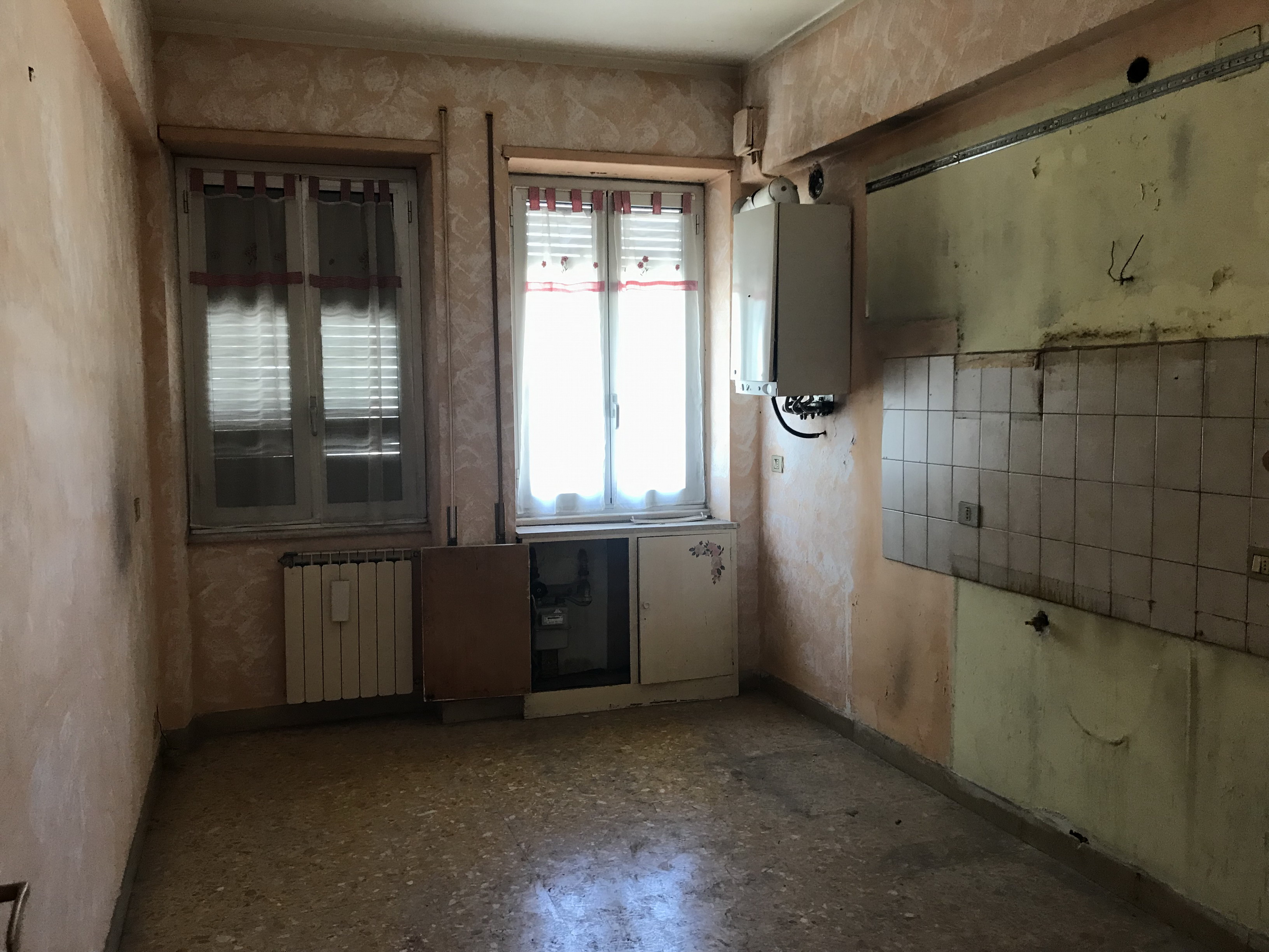 Appartamento ubicato al piano terzo di una palazzina composta da sei piani fuori terra, costituito da: disimpegno, corridoio, salone,  tre camere, due bagni e cucina per un totale di mq 124,56. L’immobile necessita di opere di ristrutturazione ed è dotato di predisposizione per riscaldamento autonomo e di ascensore.. Identificativi catastali: foglio 584, particella 36, subalterno 23