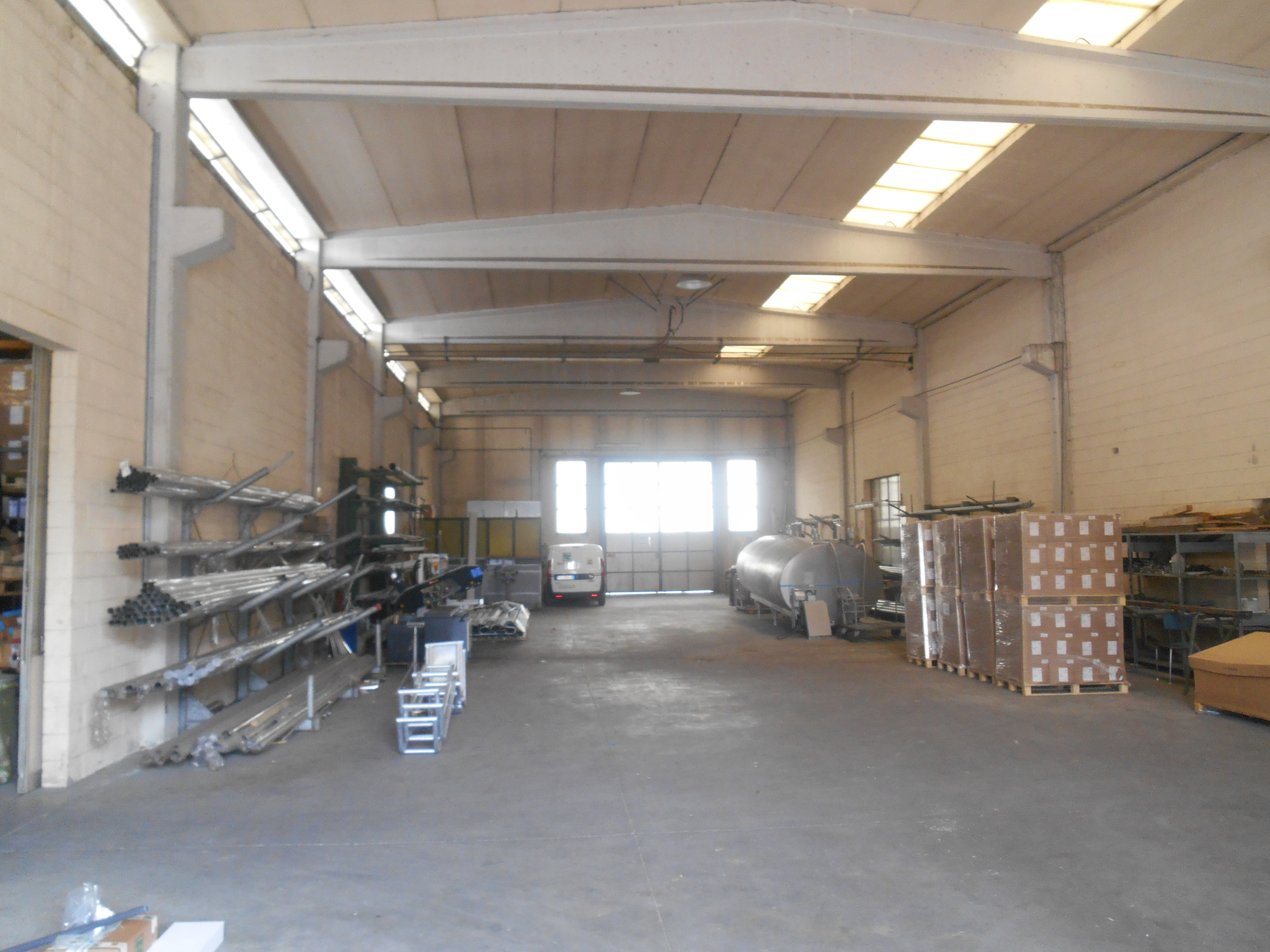 Capannone industriale con annessi uffici e servizi e area cortiliza. Presenza di ulteriori unità immobiliari adiacenti al capannone demaniale di proprietà di terzi. Identificativi catastali: comune di Zelo Buon Persico C.F. foglio 1 particella 185 sub. 702 graffato al mapp. 453 e particella 185 sub. 704 graffato al mapp. 454 - In corso aggiornamenti catastali