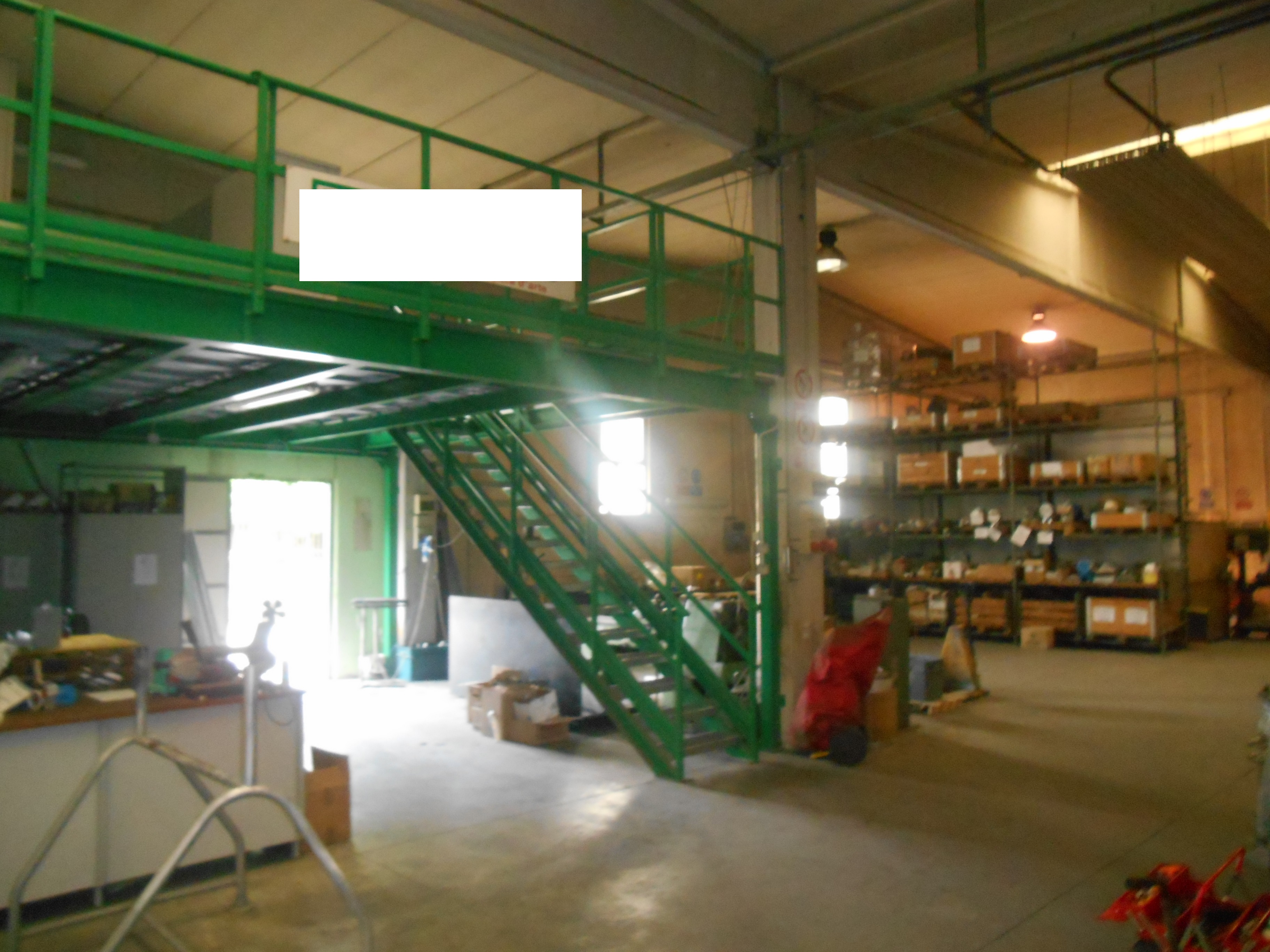 Capannone industriale con annessi uffici e servizi e area cortiliza. Presenza di ulteriori unità immobiliari adiacenti al capannone demaniale di proprietà di terzi. Identificativi catastali: comune di Zelo Buon Persico C.F. foglio 1 particella 185 sub. 702 graffato al mapp. 453 e particella 185 sub. 704 graffato al mapp. 454 - In corso aggiornamenti catastali