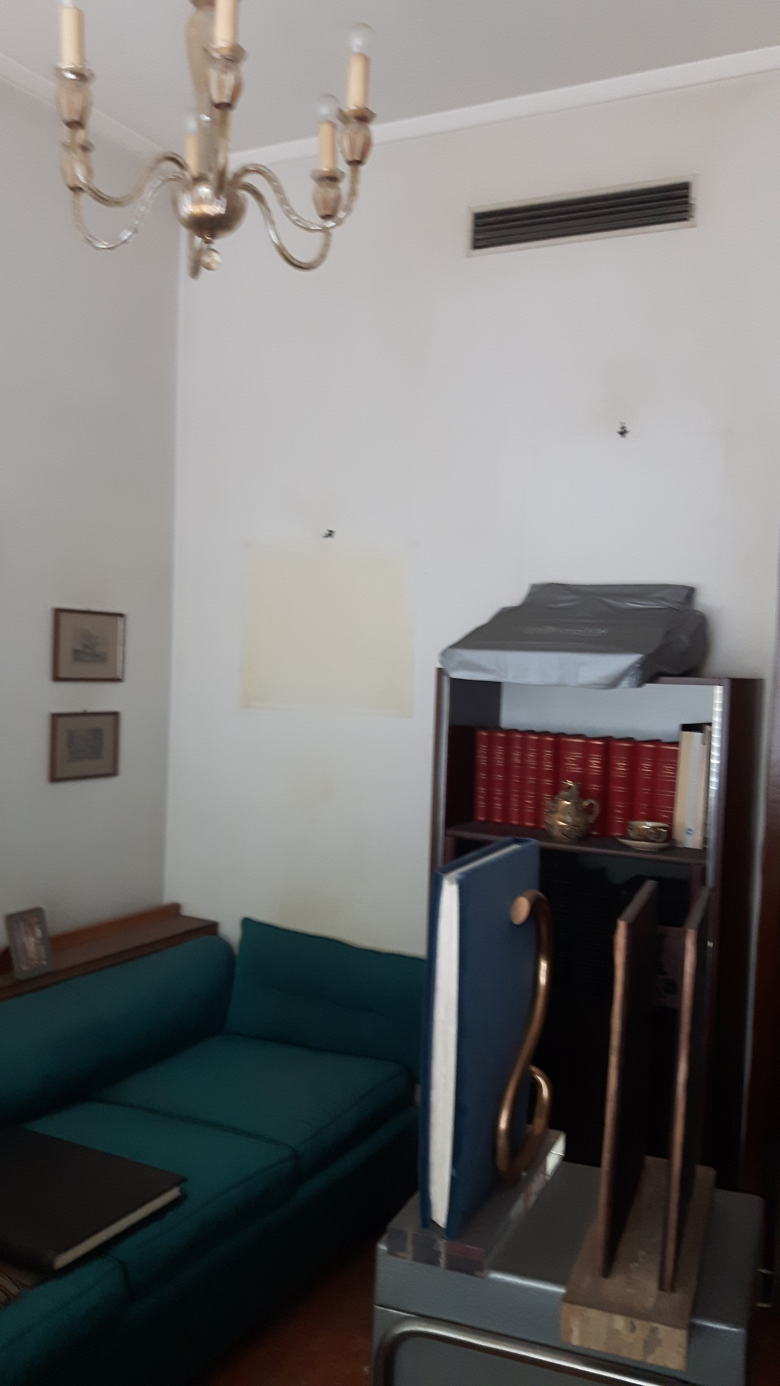 Appartamento ubicato in zona centrale al piano primo con cantina al secondo piano interrato e proprietà superficiaria di posto auto al terzo piano interrato. Identificativi catastali: Catasto Fabbricati Comune di Milano Fg 392 part 316 sub 735 cat A/2 (piena proprietà) e fg 392 part 407 sub 31 cat C/6 (proprietà superficiaria)