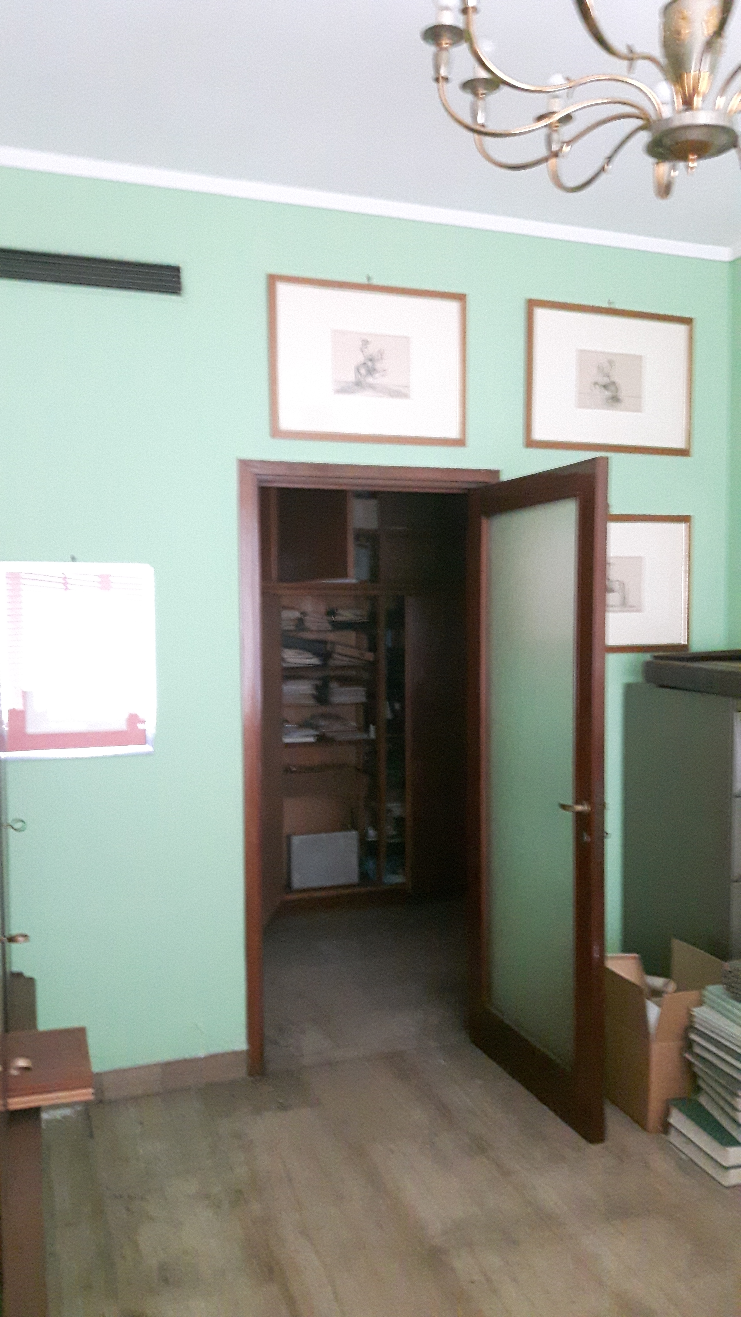 Appartamento ubicato in zona centrale al piano primo con cantina al secondo piano interrato e proprietà superficiaria di posto auto al terzo piano interrato. Identificativi catastali: Catasto Fabbricati Comune di Milano Fg 392 part 316 sub 735 cat A/2 (piena proprietà) e fg 392 part 407 sub 31 cat C/6 (proprietà superficiaria)
