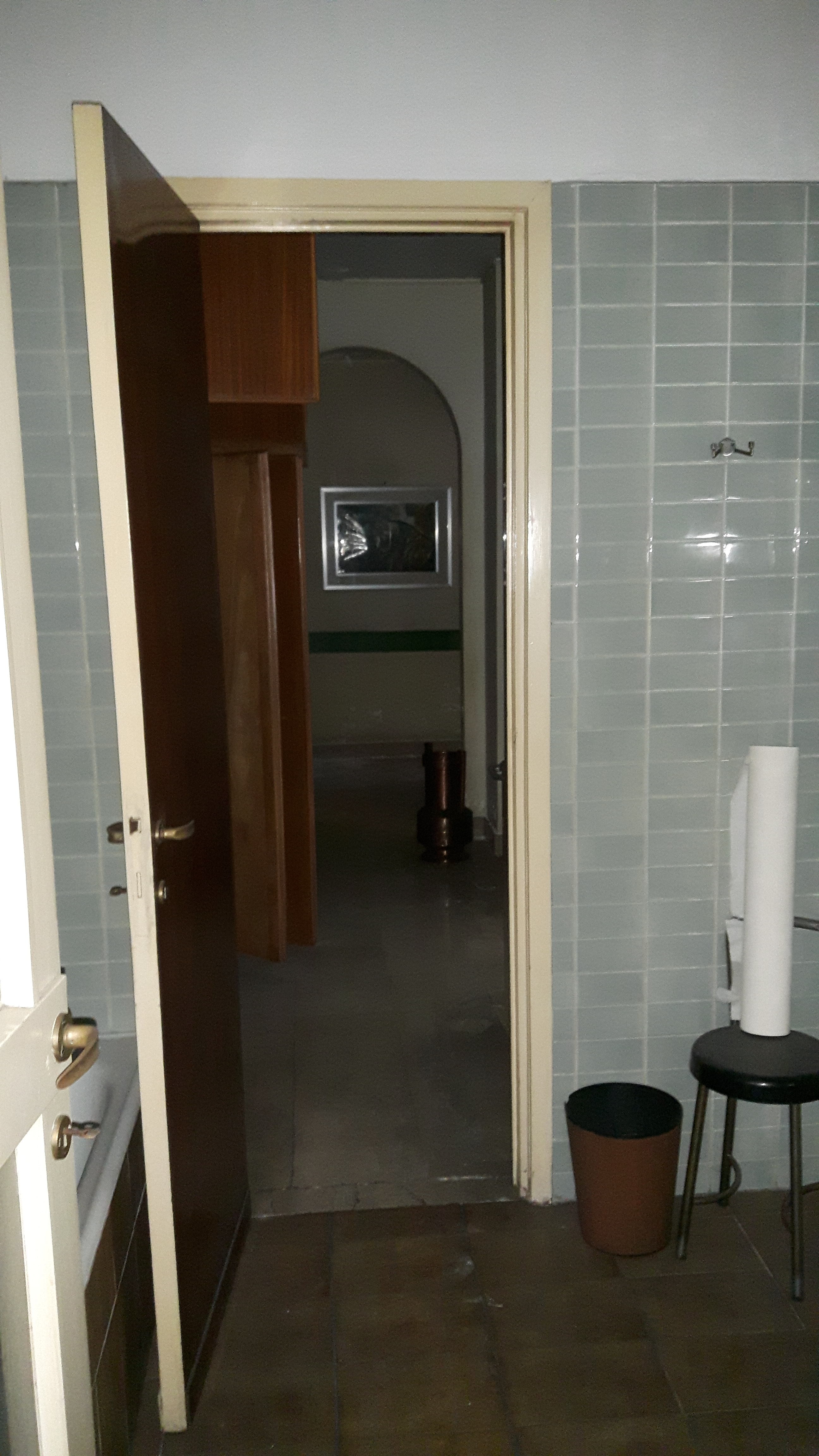 Appartamento ubicato in zona centrale al piano primo con cantina al secondo piano interrato e proprietà superficiaria di posto auto al terzo piano interrato. Identificativi catastali: Catasto Fabbricati Comune di Milano Fg 392 part 316 sub 735 cat A/2 (piena proprietà) e fg 392 part 407 sub 31 cat C/6 (proprietà superficiaria)