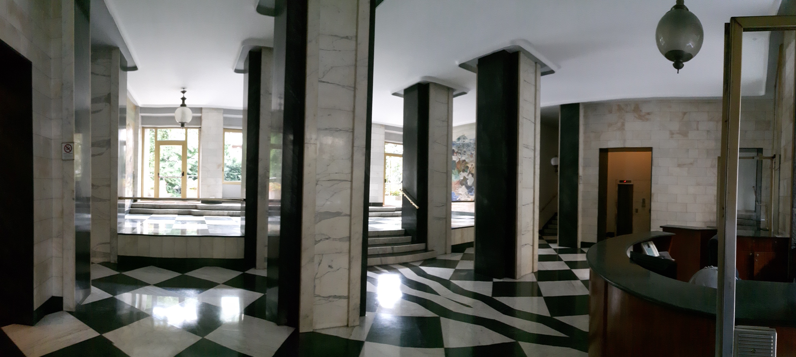 Appartamento ubicato in zona centrale al piano primo con cantina al secondo piano interrato e proprietà superficiaria di posto auto al terzo piano interrato. Identificativi catastali: Catasto Fabbricati Comune di Milano Fg 392 part 316 sub 735 cat A/2 (piena proprietà) e fg 392 part 407 sub 31 cat C/6 (proprietà superficiaria)