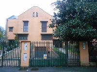 Villetta a schiera in zona centrale disposta su quattro piani  (piano terra, primo, secondo - sottotetto ed interrato) con giardino di pertinenza, cantina e box singolo. Identificativi catastali: C.F. Fg. 4 mappale 374 subb. 1 e 2