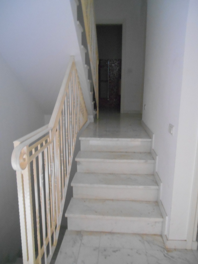 Villetta a schiera in zona centrale disposta su quattro piani  (piano terra, primo, secondo - sottotetto ed interrato) con giardino di pertinenza, cantina e box singolo. Identificativi catastali: C.F. Fg. 4 mappale 374 subb. 1 e 2