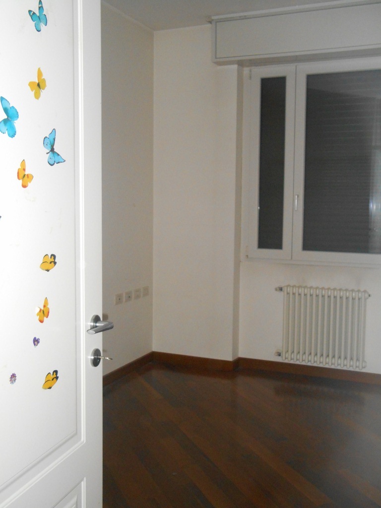Villetta a schiera in zona centrale disposta su quattro piani  (piano terra, primo, secondo - sottotetto ed interrato) con giardino di pertinenza, cantina e box singolo. Identificativi catastali: C.F. Fg. 4 mappale 374 subb. 1 e 2