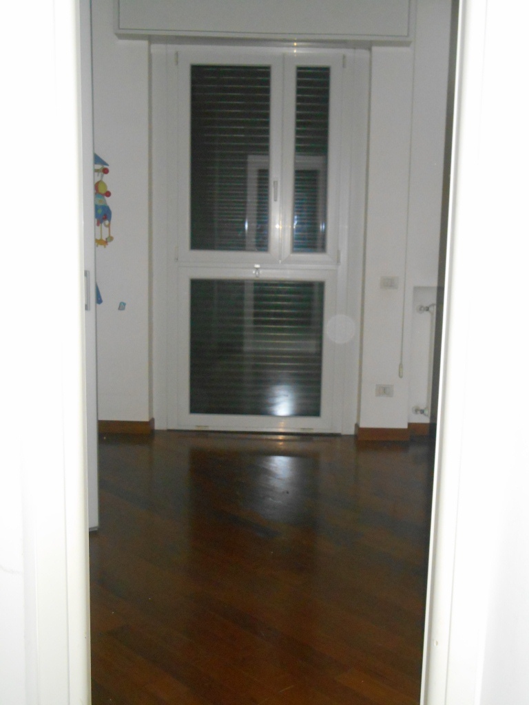 Villetta a schiera in zona centrale disposta su quattro piani  (piano terra, primo, secondo - sottotetto ed interrato) con giardino di pertinenza, cantina e box singolo. Identificativi catastali: C.F. Fg. 4 mappale 374 subb. 1 e 2