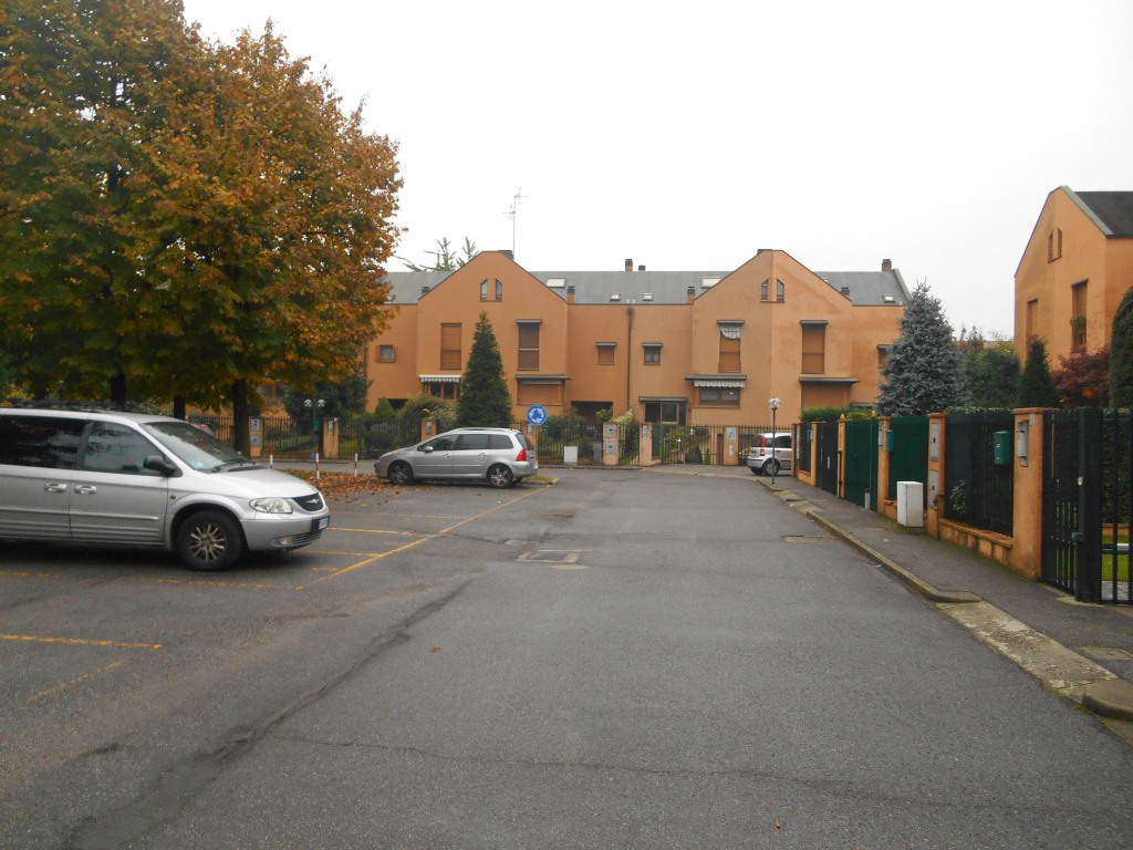 Villetta a schiera in zona centrale disposta su quattro piani  (piano terra, primo, secondo - sottotetto ed interrato) con giardino di pertinenza, cantina e box singolo. Identificativi catastali: C.F. Fg. 4 mappale 374 subb. 1 e 2