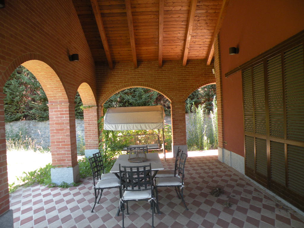 Fabbricato residenziale - villa unifamiliare- con terreno di pertinenza. Identificativi catastali: C.F. fg.4 mapp.835. C.T. Fg. 4, Mapp. 776, 835