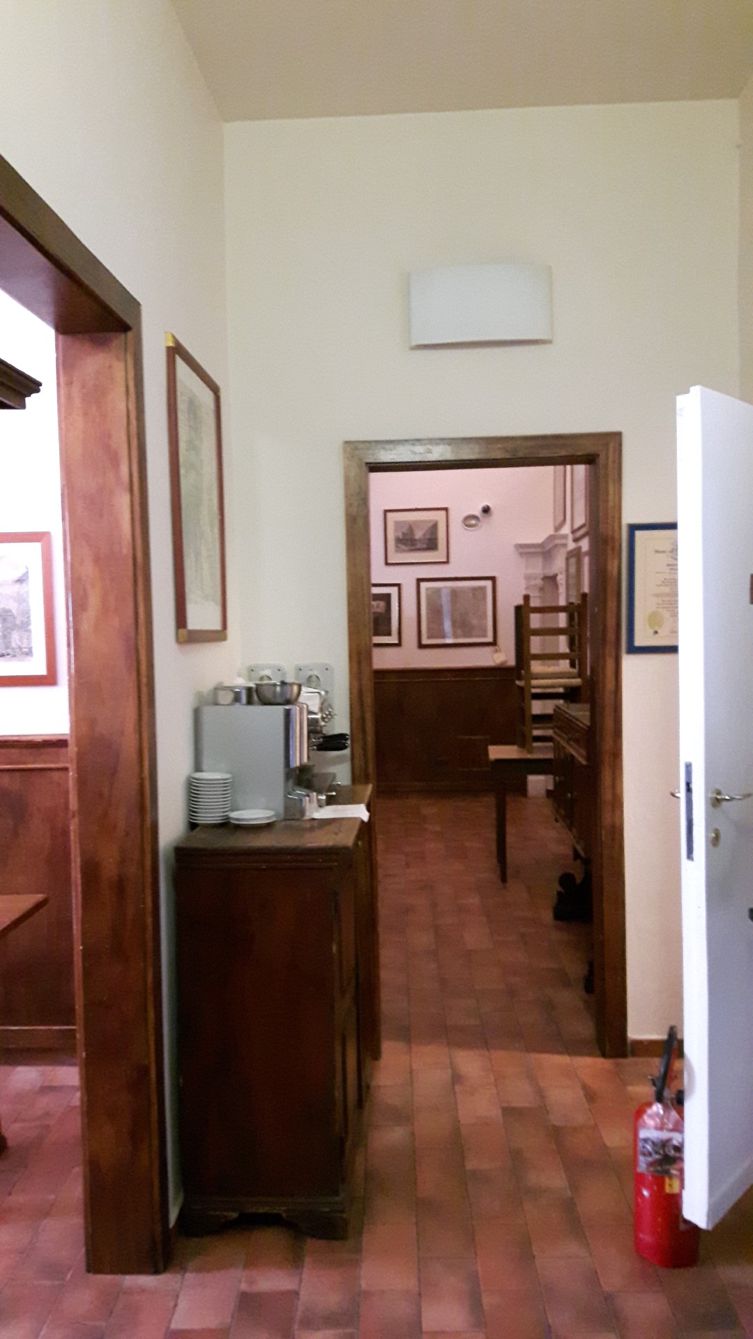 Unità immobiliare a destinazione commerciale. L’unità è posta ai piani terreno e seminterrato e risulta composta da n.7 vani, oltre servizi igienici, disimpegni e ripostigli. L’accesso all’immobile è consentito attraverso un diritto di passo su spazi di proprietà di terzi. Sono presenti 3 fosse biologiche/pozzetti degrassatori anche a servizio di alcune unità immobiliari soprastanti, di proprietà di terzi, 2 pozzetti nella chiostrina. Identificativi catastali: C.F. Comune di Firenze foglio 165, particella161, subalterno 503  (Catasto in corso di aggiornamento).