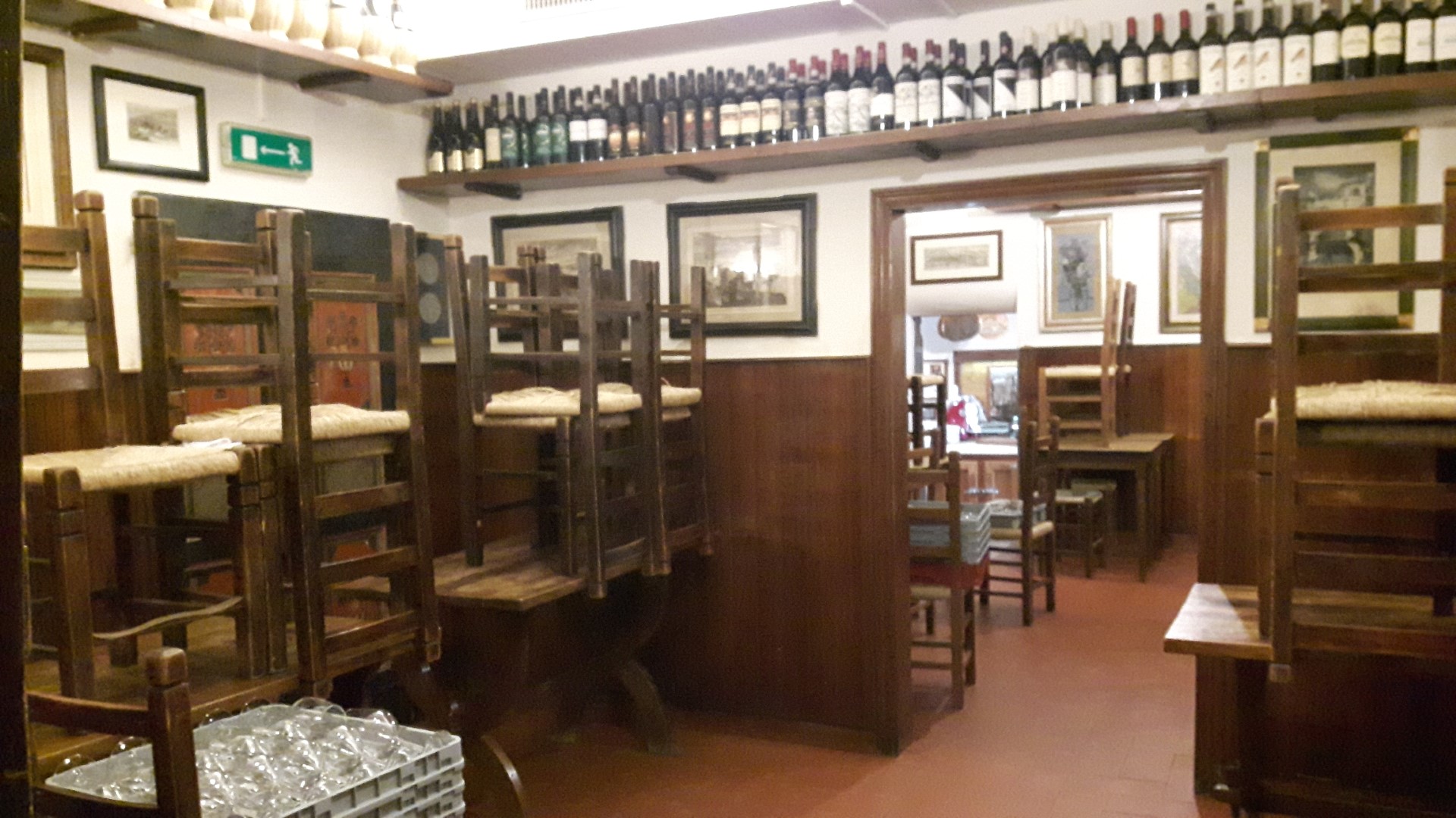 Unità immobiliare a destinazione commerciale. L’unità è posta ai piani terreno e seminterrato e risulta composta da n.7 vani, oltre servizi igienici, disimpegni e ripostigli. L’accesso all’immobile è consentito attraverso un diritto di passo su spazi di proprietà di terzi. Sono presenti 3 fosse biologiche/pozzetti degrassatori anche a servizio di alcune unità immobiliari soprastanti, di proprietà di terzi, 2 pozzetti nella chiostrina. Identificativi catastali: C.F. Comune di Firenze foglio 165, particella161, subalterno 503  (Catasto in corso di aggiornamento).