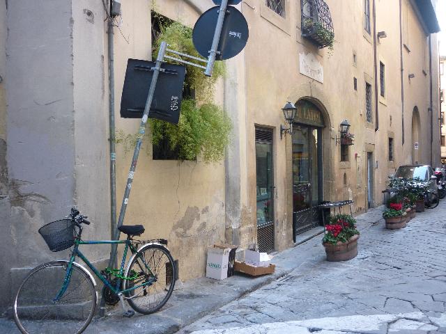 Unità immobiliare a destinazione commerciale. L’unità è posta ai piani terreno e seminterrato e risulta composta da n.7 vani, oltre servizi igienici, disimpegni e ripostigli. L’accesso all’immobile è consentito attraverso un diritto di passo su spazi di proprietà di terzi. Sono presenti 3 fosse biologiche/pozzetti degrassatori anche a servizio di alcune unità immobiliari soprastanti, di proprietà di terzi, 2 pozzetti nella chiostrina. Identificativi catastali: C.F. Comune di Firenze foglio 165, particella161, subalterno 503  (Catasto in corso di aggiornamento).