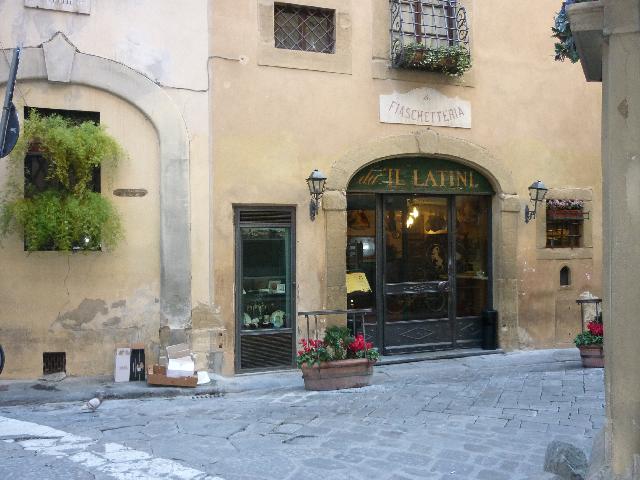 Unità immobiliare a destinazione commerciale. L’unità è posta ai piani terreno e seminterrato e risulta composta da n.7 vani, oltre servizi igienici, disimpegni e ripostigli. L’accesso all’immobile è consentito attraverso un diritto di passo su spazi di proprietà di terzi. Sono presenti 3 fosse biologiche/pozzetti degrassatori anche a servizio di alcune unità immobiliari soprastanti, di proprietà di terzi, 2 pozzetti nella chiostrina. Identificativi catastali: C.F. Comune di Firenze foglio 165, particella161, subalterno 503  (Catasto in corso di aggiornamento).