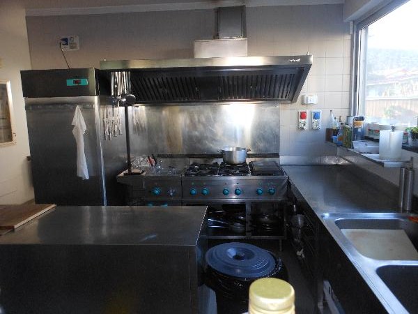 Locale commerciale a destinazione ristorante, libero su tre lati, che si sviluppa su un unico piano fuori terra. Il bene, che si sviluppa su pianta di forma irregolare, è costituito da una porzione in muratura mista ove sono posti il locale cucina ed i servizi annessi, ed una porzione completamente vetrata dove si trova la sala ristorante. Completa la proprietà un piccolo resede esterno posto sul lato sinistro del fabbricato ed un ampio pergolato. Il fondo commerciale è completo di tutti gli impianti (elettrico, idrico, termoelettrico). Identificativi catastali: C.F. del Comune di Viareggio, foglio 27, particella 719, subalterno 1.