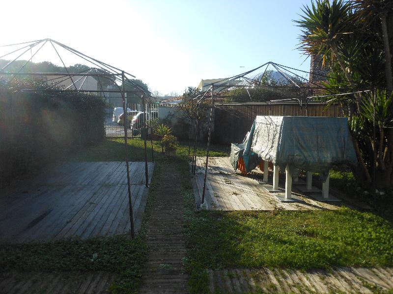 Locale commerciale a destinazione ristorante, libero su tre lati, che si sviluppa su un unico piano fuori terra. Il bene, che si sviluppa su pianta di forma irregolare, è costituito da una porzione in muratura mista ove sono posti il locale cucina ed i servizi annessi, ed una porzione completamente vetrata dove si trova la sala ristorante. Completa la proprietà un piccolo resede esterno posto sul lato sinistro del fabbricato ed un ampio pergolato. Il fondo commerciale è completo di tutti gli impianti (elettrico, idrico, termoelettrico). Identificativi catastali: C.F. del Comune di Viareggio, foglio 27, particella 719, subalterno 1.
