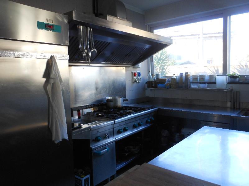 Locale commerciale a destinazione ristorante, libero su tre lati, che si sviluppa su un unico piano fuori terra. Il bene, che si sviluppa su pianta di forma irregolare, è costituito da una porzione in muratura mista ove sono posti il locale cucina ed i servizi annessi, ed una porzione completamente vetrata dove si trova la sala ristorante. Completa la proprietà un piccolo resede esterno posto sul lato sinistro del fabbricato ed un ampio pergolato. Il fondo commerciale è completo di tutti gli impianti (elettrico, idrico, termoelettrico). Identificativi catastali: C.F. del Comune di Viareggio, foglio 27, particella 719, subalterno 1.