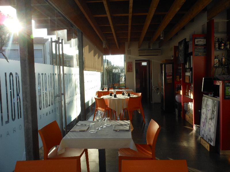 Locale commerciale a destinazione ristorante, libero su tre lati, che si sviluppa su un unico piano fuori terra. Il bene, che si sviluppa su pianta di forma irregolare, è costituito da una porzione in muratura mista ove sono posti il locale cucina ed i servizi annessi, ed una porzione completamente vetrata dove si trova la sala ristorante. Completa la proprietà un piccolo resede esterno posto sul lato sinistro del fabbricato ed un ampio pergolato. Il fondo commerciale è completo di tutti gli impianti (elettrico, idrico, termoelettrico). Identificativi catastali: C.F. del Comune di Viareggio, foglio 27, particella 719, subalterno 1.