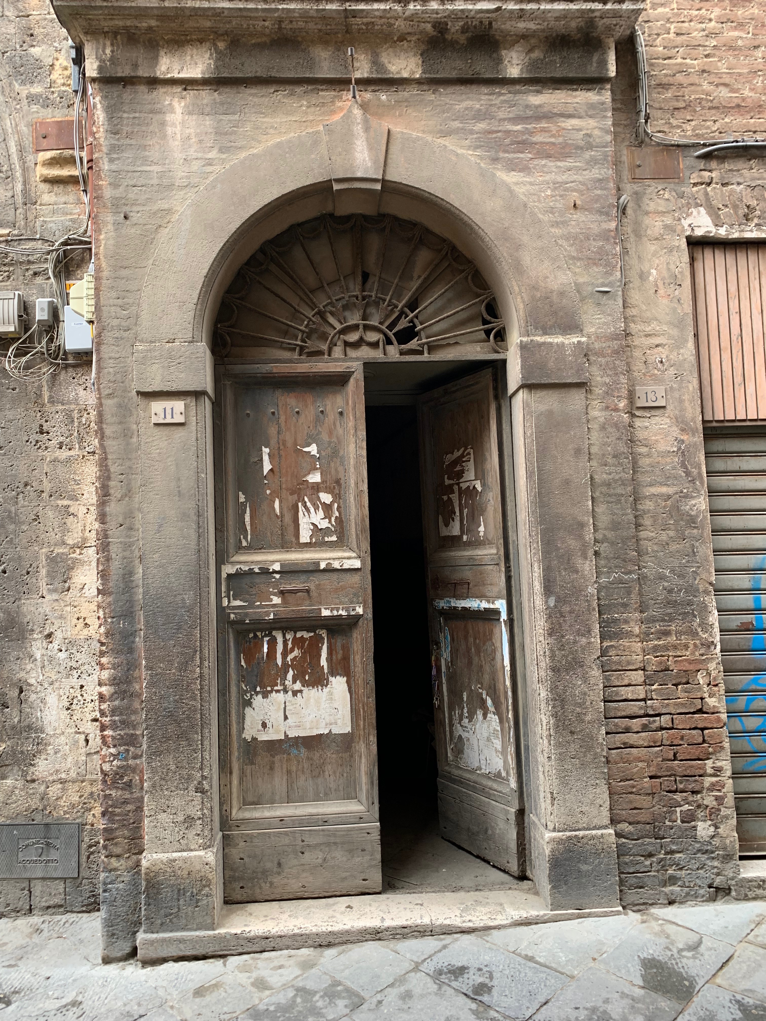 Unità immobiliare a destinazione commerciale situata al piano terra di un edificio di carattere storico-artistico denominato “Palazzo Piccolomini”. La parte più antica, di cui fa parte l'unità immobiliare in esame, è stata costruita su progetto del Rossellino ed era anticamente la dimora della celebre famiglia senese dei Piccolomini. Il fondo commerciale risulta composto da un unico ambiente con forma planimetrica rettangolare, stretta ed allungata, areata da una finestra posizionata sul lato opposto rispetto all’ingresso da via del Porrione. Identificativi catastali: C.F. Comune di Siena foglio 134, particella 13, subalterno 12.