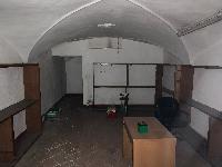 Unità immobiliare a destinazione commerciale situata al piano terra di un edificio di carattere storico-artistico denominato “Palazzo Piccolomini”. La parte più antica, di cui fa parte l'unità immobiliare in esame, è stata costruita su progetto del Rossellino ed era anticamente la dimora della celebre famiglia senese dei Piccolomini. Il fondo commerciale risulta composto da un vano al piano terreno di circa 32 mq, ed un magazzino con servizio igienico al piano primo di circa 29 mq. Nel locale al piano terreno, con accesso da via Rinaldini è stata ricavata una vetrina. Identificativi catastali: C.F. del Comune di Siena Foglio 34, particella 11, subalterno 3.