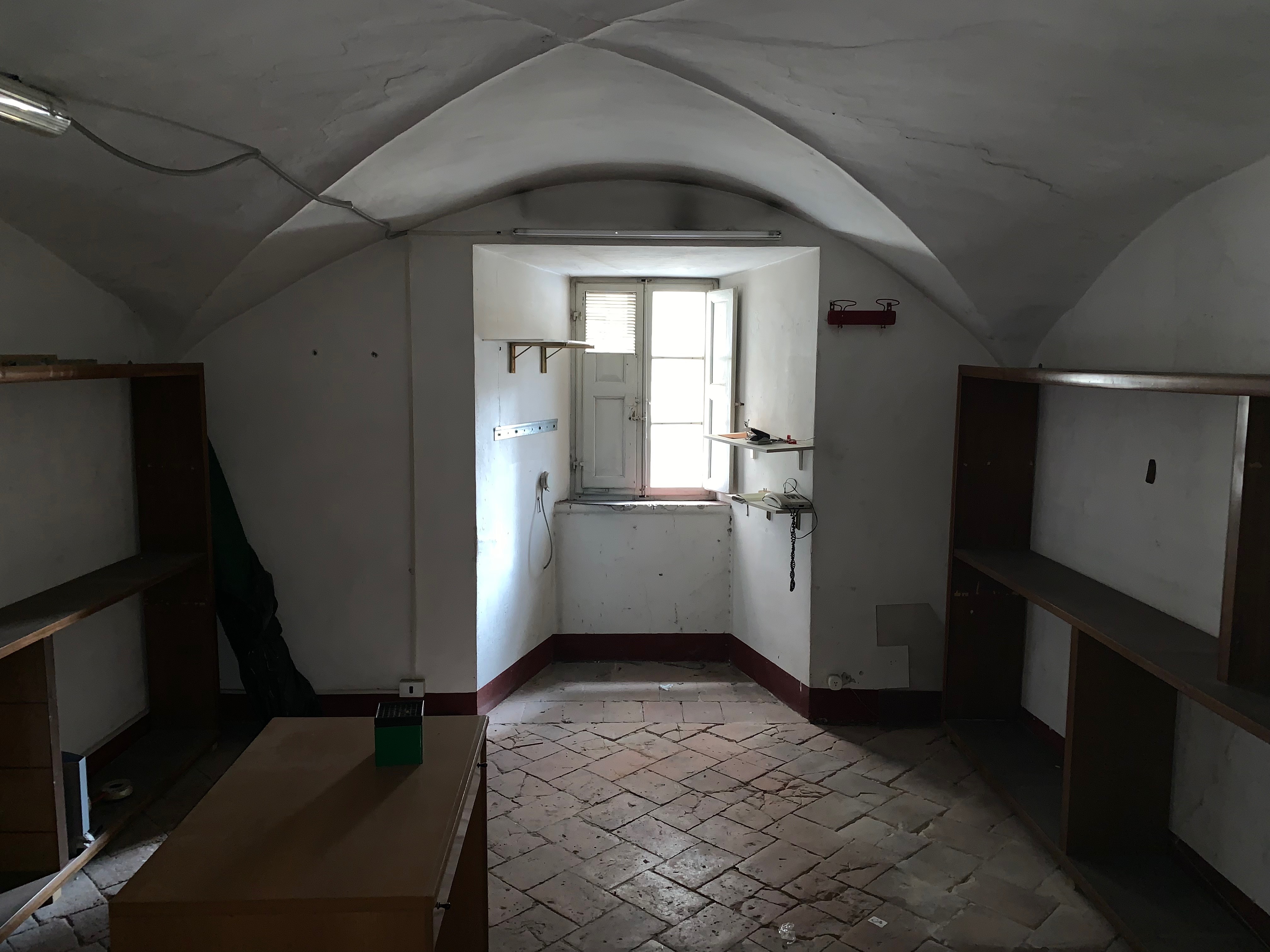 Unità immobiliare a destinazione commerciale situata al piano terra di un edificio di carattere storico-artistico denominato “Palazzo Piccolomini”. La parte più antica, di cui fa parte l'unità immobiliare in esame, è stata costruita su progetto del Rossellino ed era anticamente la dimora della celebre famiglia senese dei Piccolomini. Il fondo commerciale risulta composto da un vano al piano terreno di circa 32 mq, ed un magazzino con servizio igienico al piano primo di circa 29 mq. Nel locale al piano terreno, con accesso da via Rinaldini è stata ricavata una vetrina. Identificativi catastali: C.F. del Comune di Siena Foglio 34, particella 11, subalterno 3.