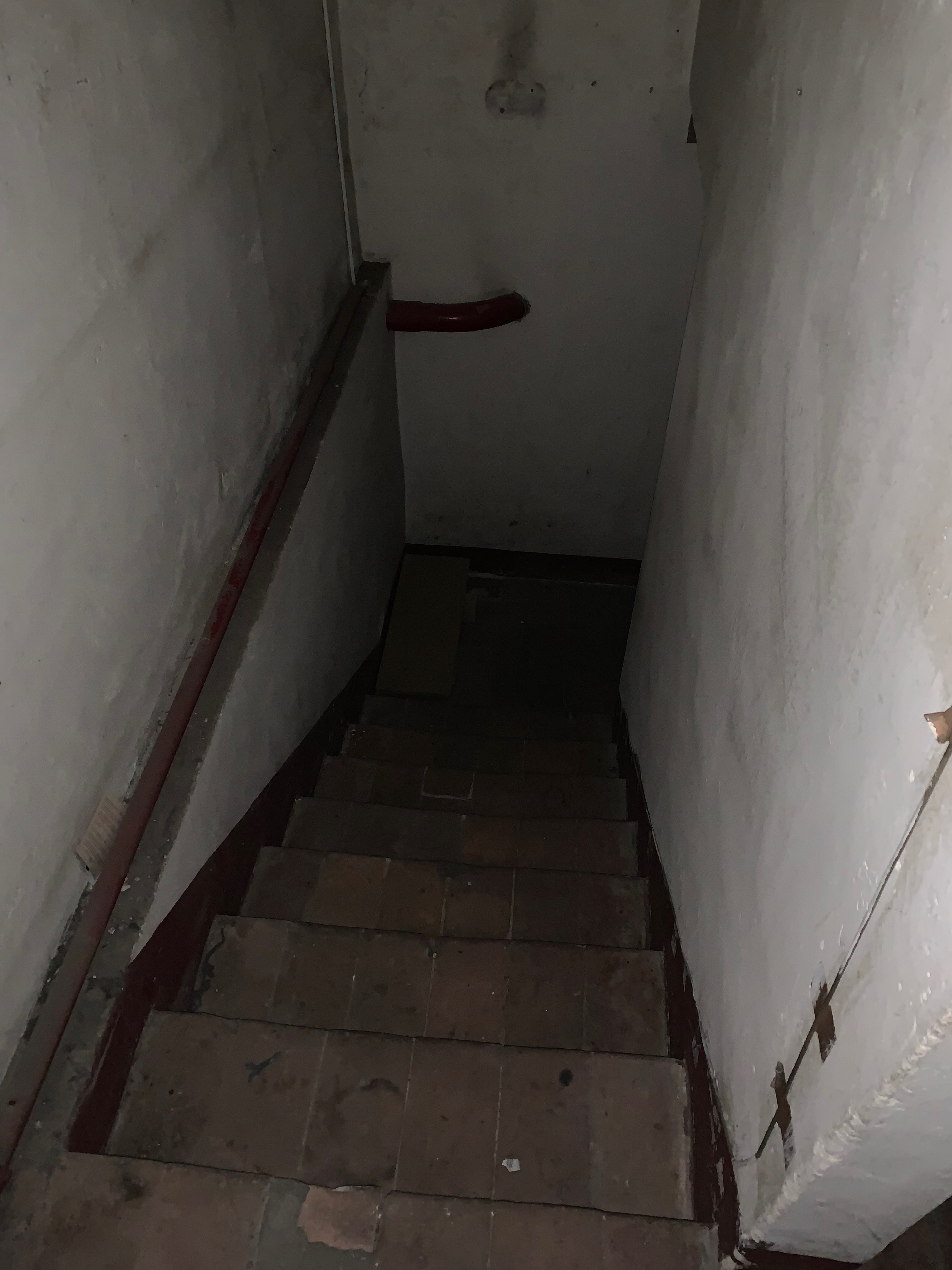 Unità immobiliare a destinazione commerciale situata al piano terra di un edificio di carattere storico-artistico denominato “Palazzo Piccolomini”. La parte più antica, di cui fa parte l'unità immobiliare in esame, è stata costruita su progetto del Rossellino ed era anticamente la dimora della celebre famiglia senese dei Piccolomini. Il fondo commerciale risulta composto da un vano al piano terreno di circa 32 mq, ed un magazzino con servizio igienico al piano primo di circa 29 mq. Nel locale al piano terreno, con accesso da via Rinaldini è stata ricavata una vetrina. Identificativi catastali: C.F. del Comune di Siena Foglio 34, particella 11, subalterno 3.