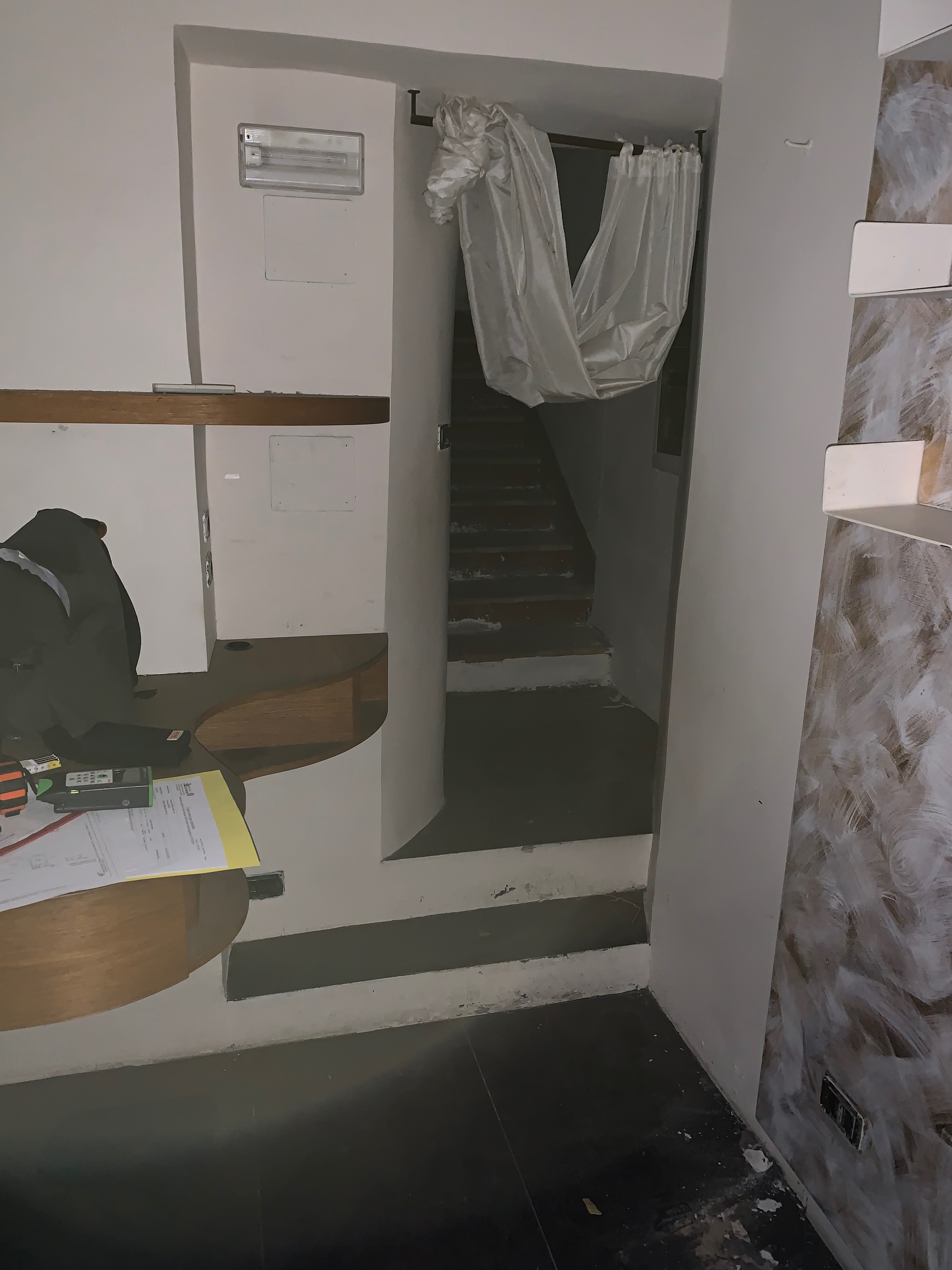 Unità immobiliare a destinazione commerciale situata al piano terra di un edificio di carattere storico-artistico denominato “Palazzo Piccolomini”. La parte più antica, di cui fa parte l'unità immobiliare in esame, è stata costruita su progetto del Rossellino ed era anticamente la dimora della celebre famiglia senese dei Piccolomini. Il fondo commerciale risulta composto da un vano al piano terreno di circa 32 mq, ed un magazzino con servizio igienico al piano primo di circa 29 mq. Nel locale al piano terreno, con accesso da via Rinaldini è stata ricavata una vetrina. Identificativi catastali: C.F. del Comune di Siena Foglio 34, particella 11, subalterno 3.