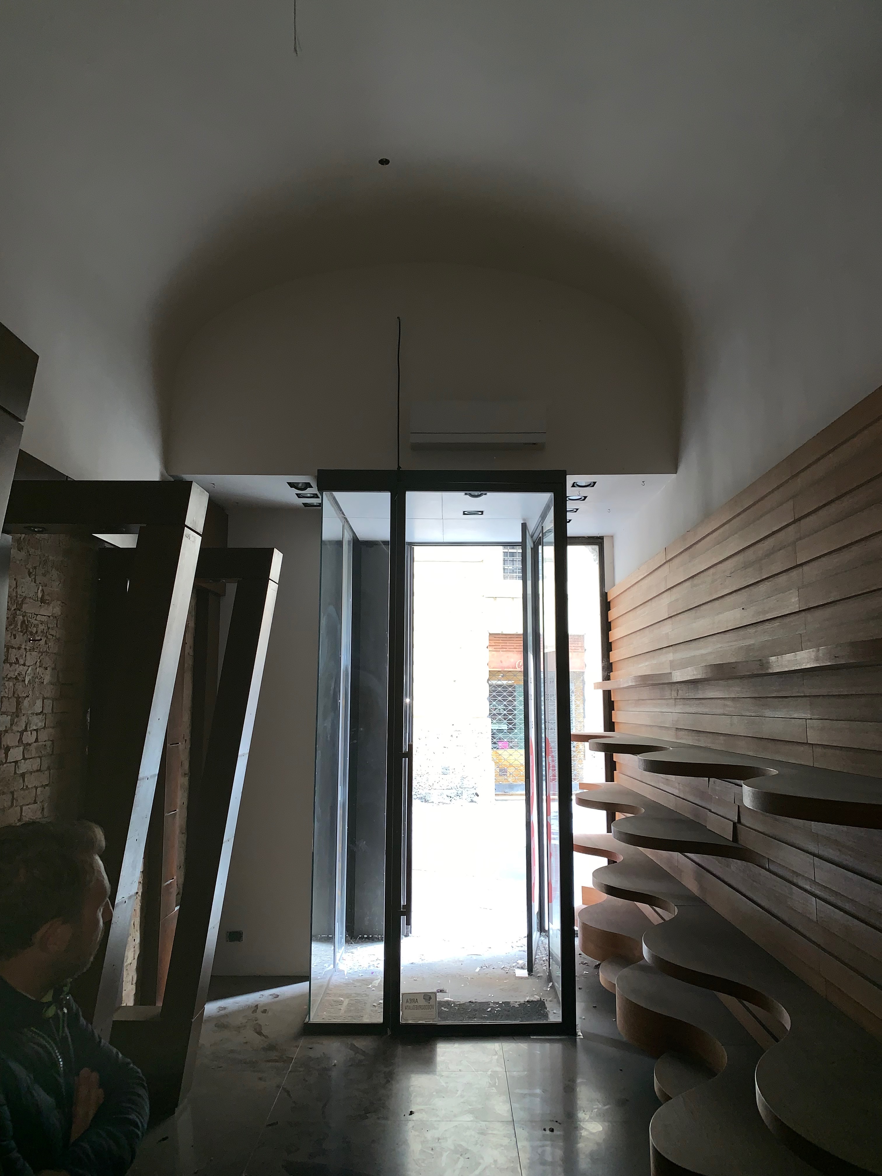 Unità immobiliare a destinazione commerciale situata al piano terra di un edificio di carattere storico-artistico denominato “Palazzo Piccolomini”. La parte più antica, di cui fa parte l'unità immobiliare in esame, è stata costruita su progetto del Rossellino ed era anticamente la dimora della celebre famiglia senese dei Piccolomini. Il fondo commerciale risulta composto da un vano al piano terreno di circa 32 mq, ed un magazzino con servizio igienico al piano primo di circa 29 mq. Nel locale al piano terreno, con accesso da via Rinaldini è stata ricavata una vetrina. Identificativi catastali: C.F. del Comune di Siena Foglio 34, particella 11, subalterno 3.